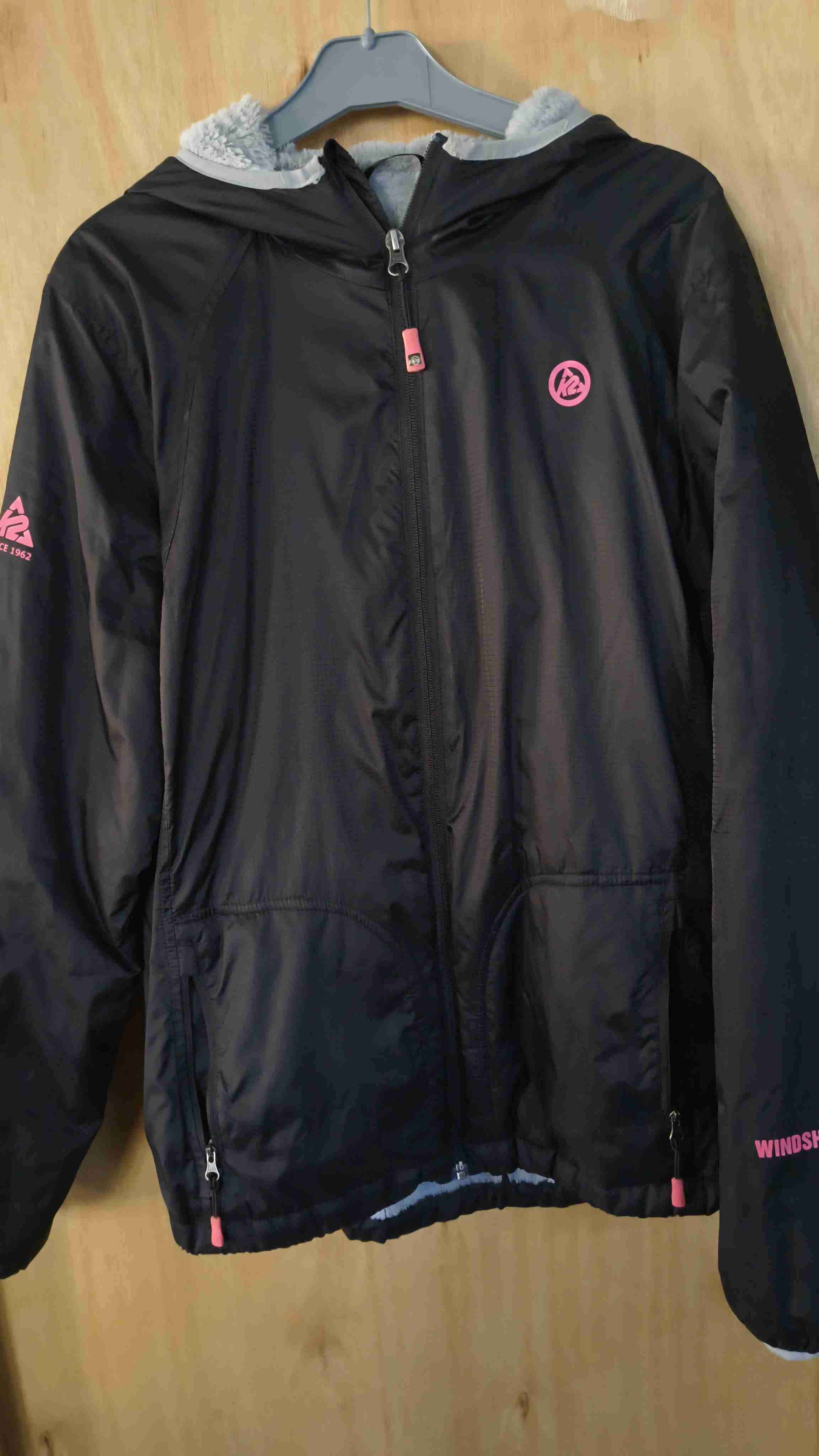 Chaqueta negra con capucha - miniatura 4