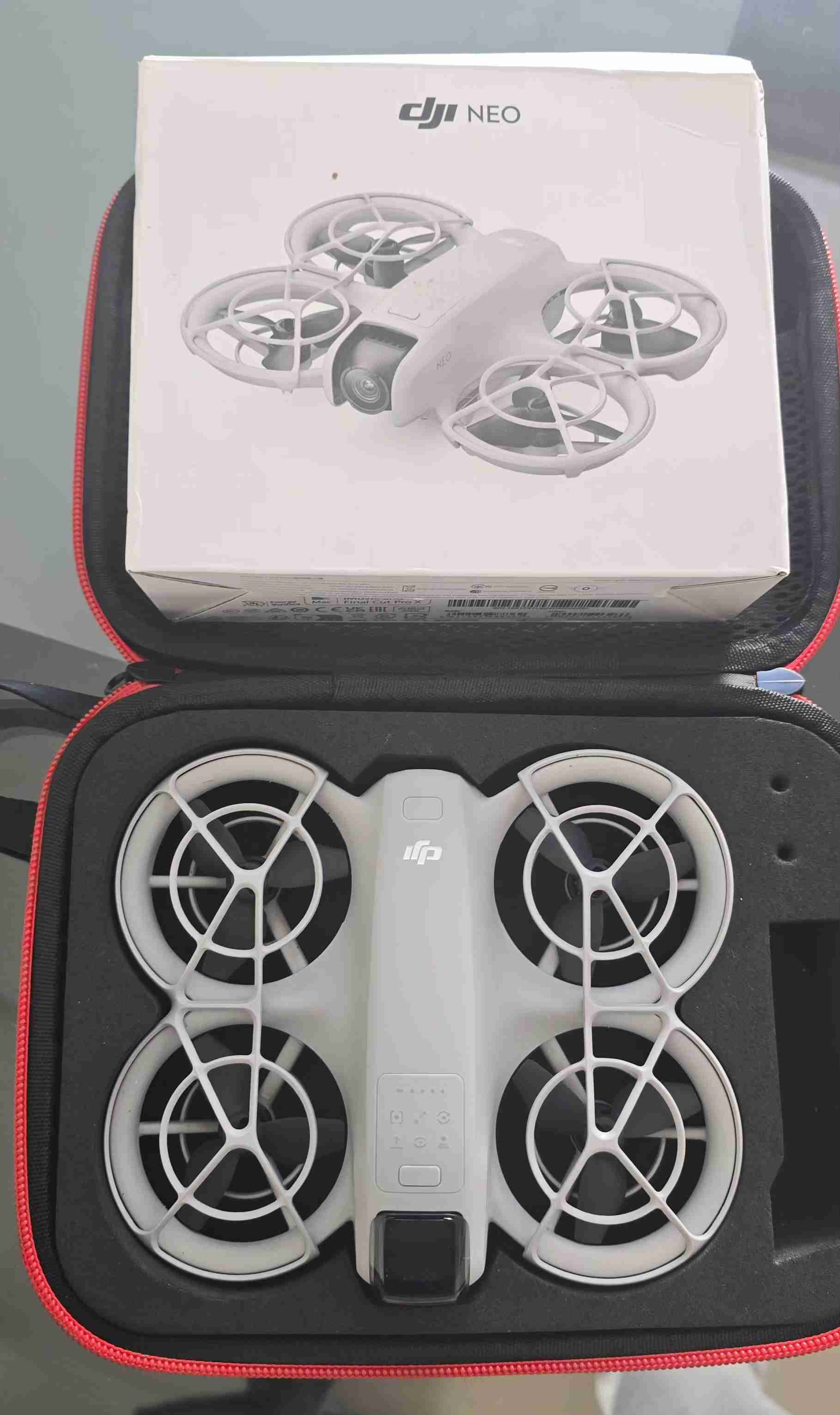 Drone DJI Neo con estuche - miniatura 1