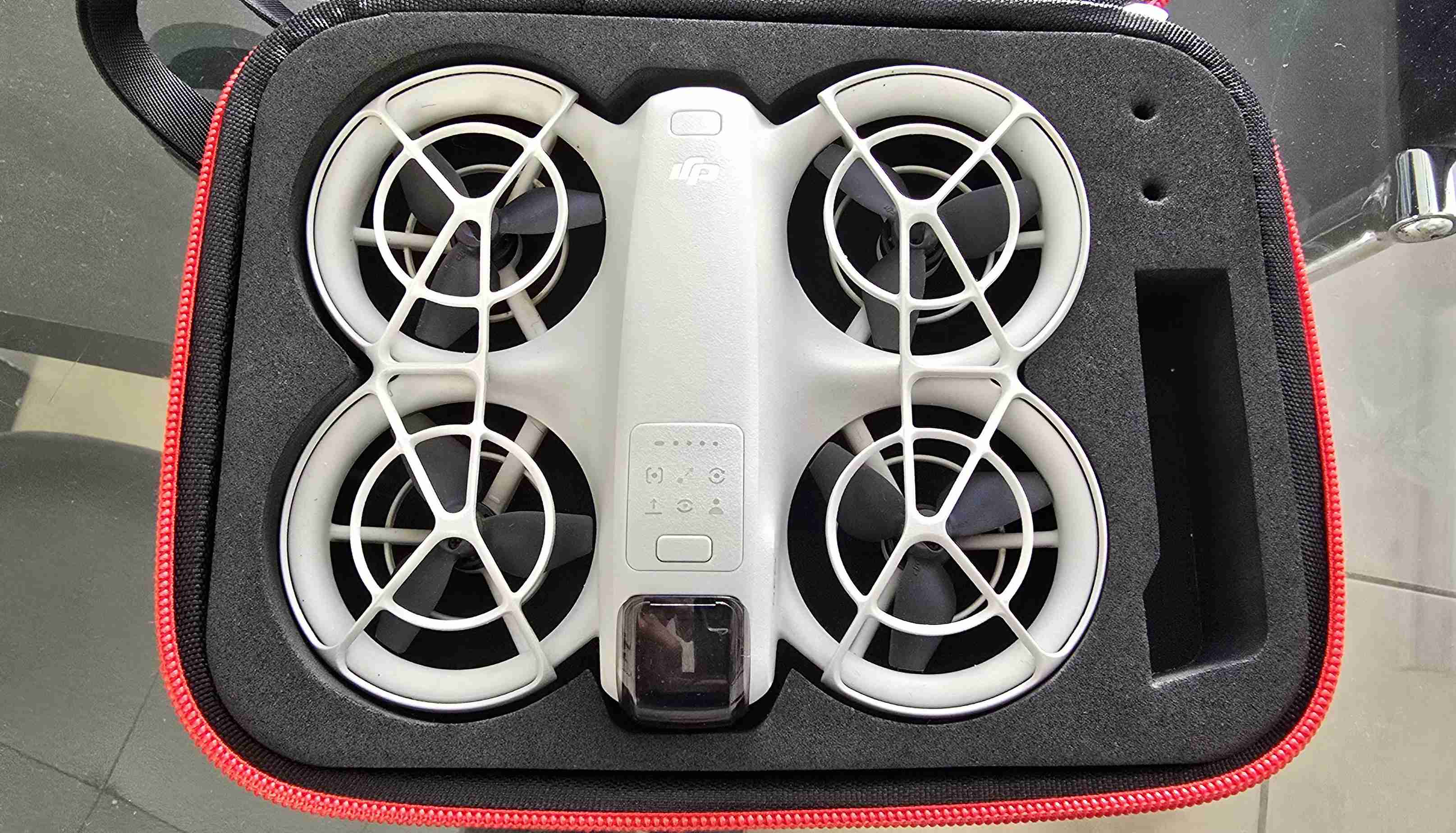 Drone DJI Neo con estuche - miniatura 2