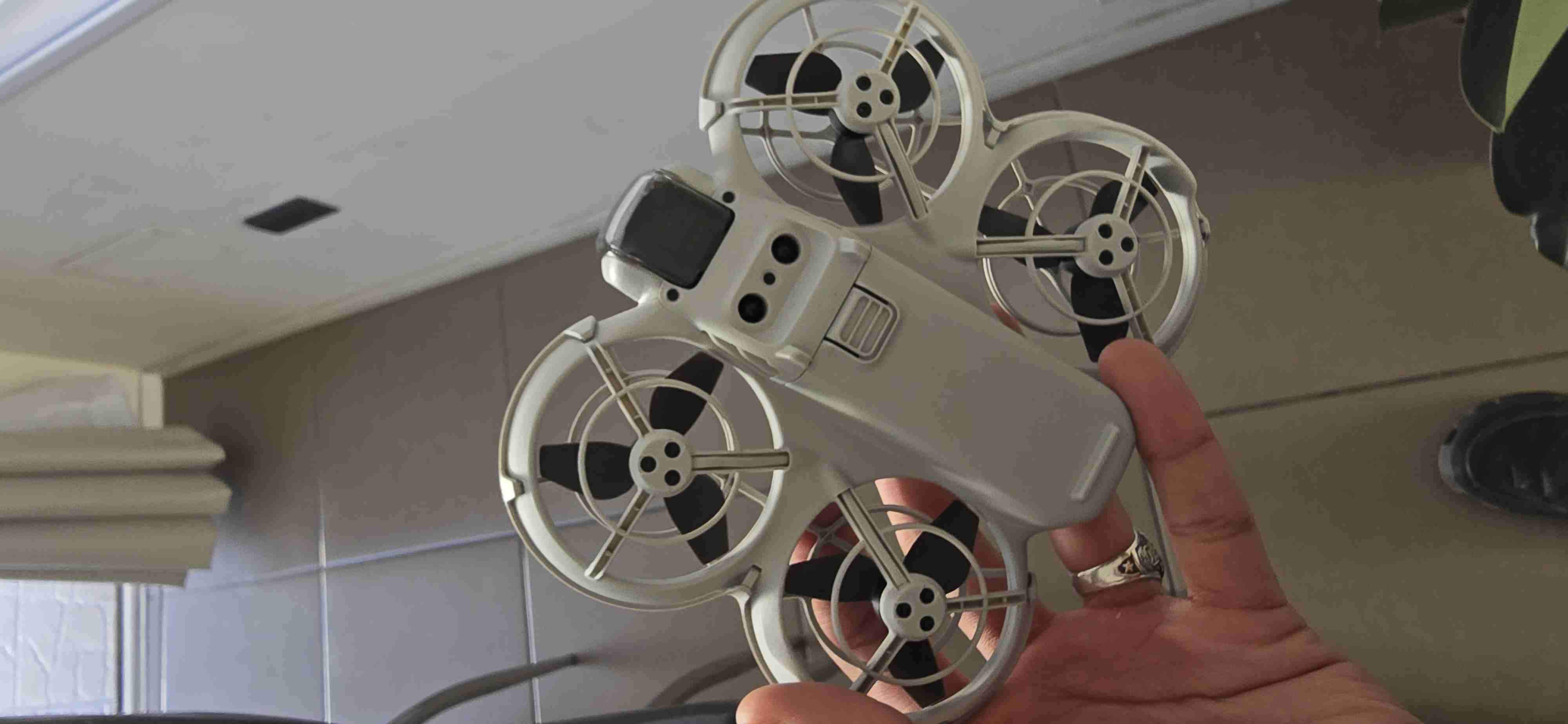 Drone DJI Neo con estuche - miniatura 3