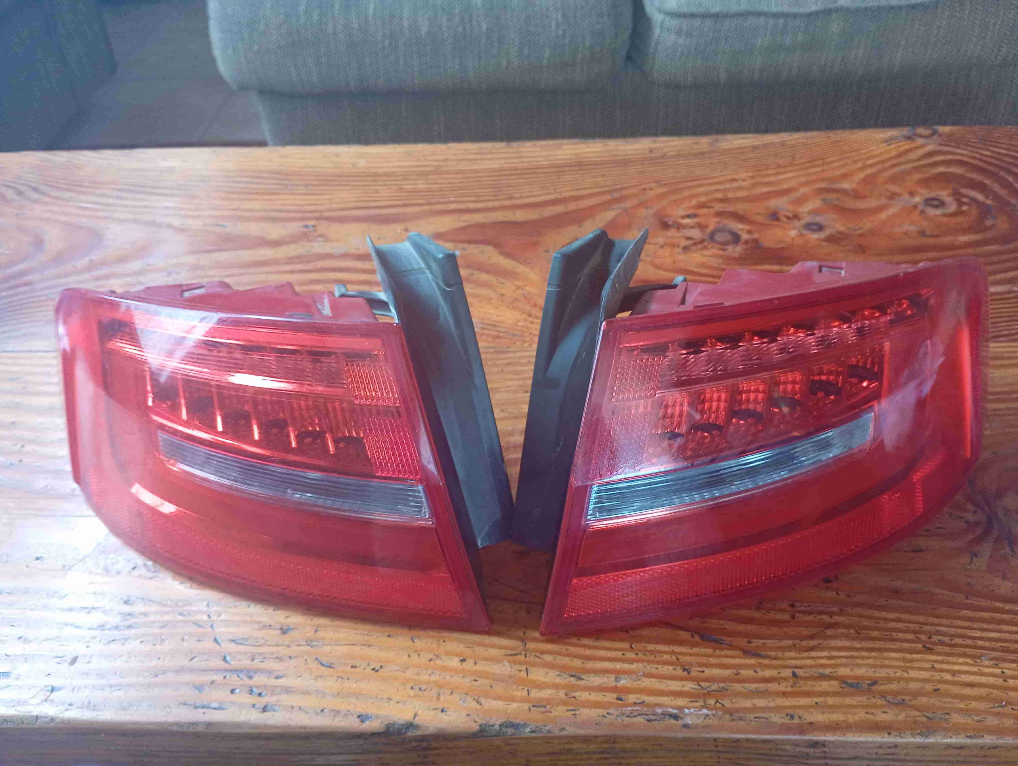 Luces traseras de auto usadas - miniatura 1