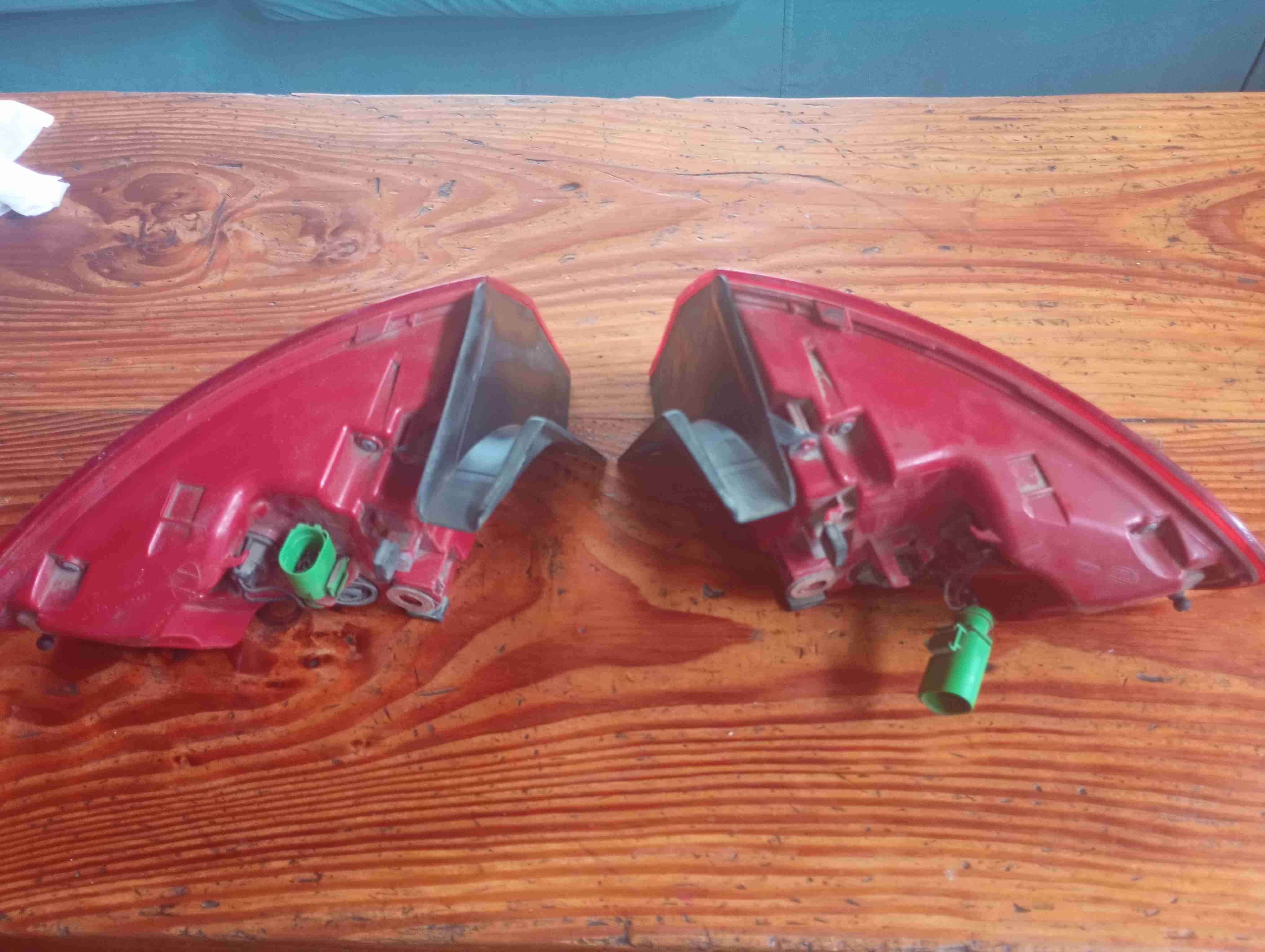 Luces traseras de auto usadas - miniatura 2