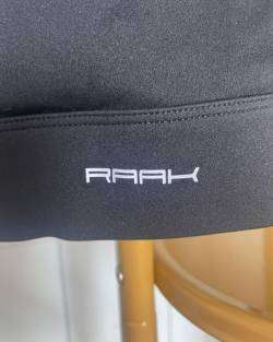 Top deportivo negro marca Raak - miniatura 4