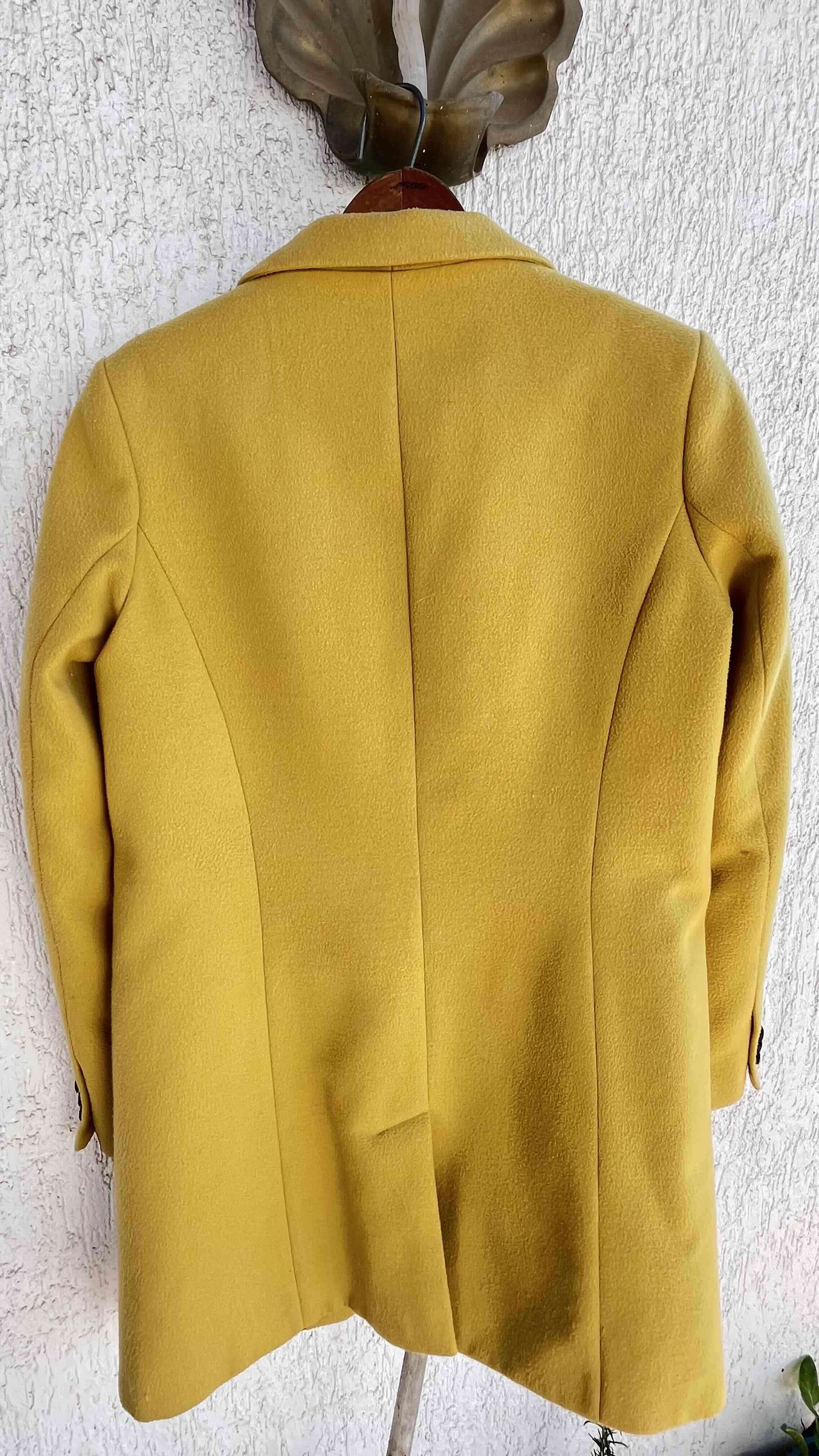 Abrigo amarillo estiloso - miniatura 4