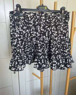 Falda corta floreada negra - miniatura 1