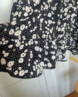 Falda corta floreada negra - miniatura 2