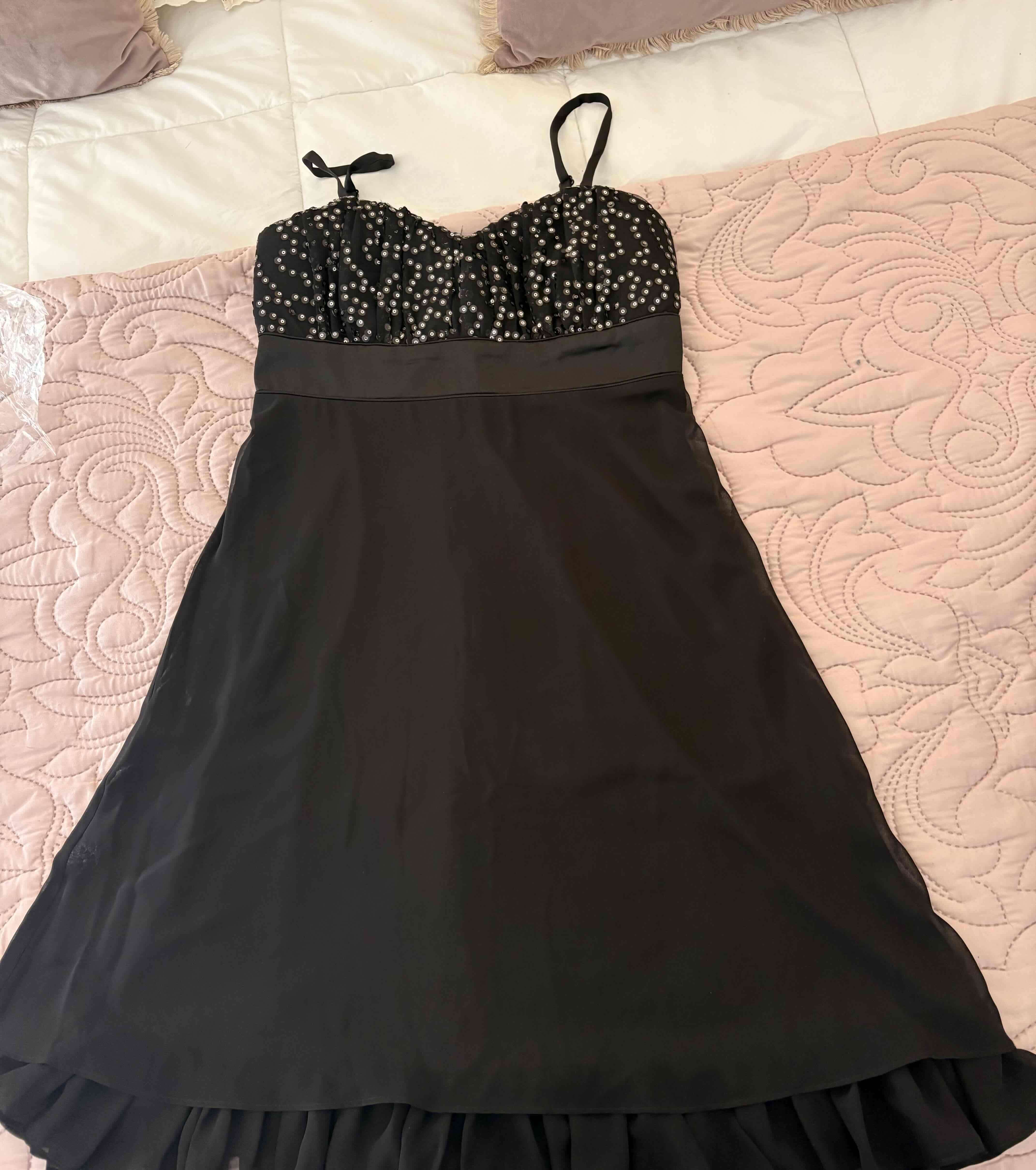 Vestido negro elegante con lentejuelas - miniatura 1