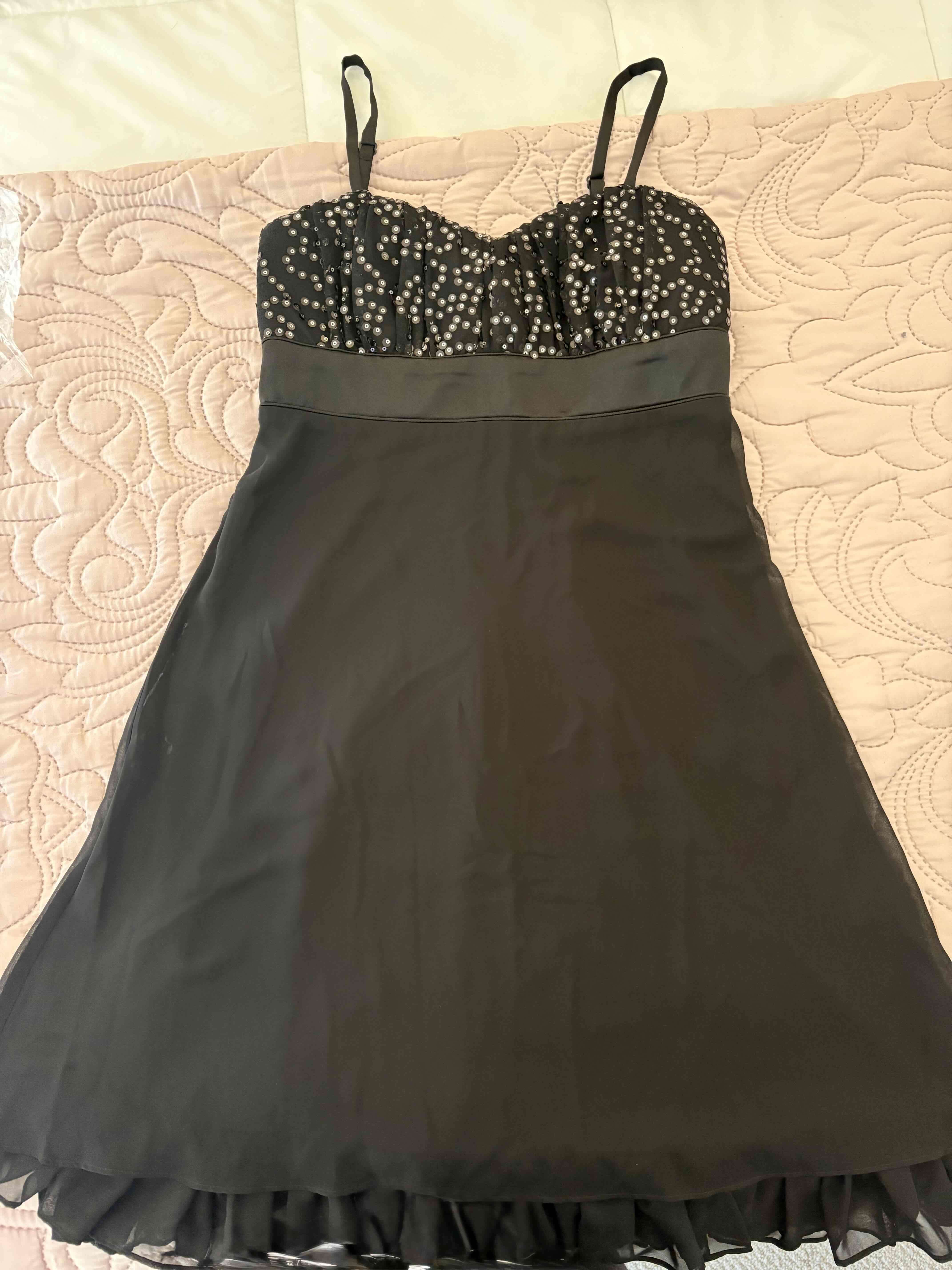 Vestido negro elegante con lentejuelas - miniatura 2