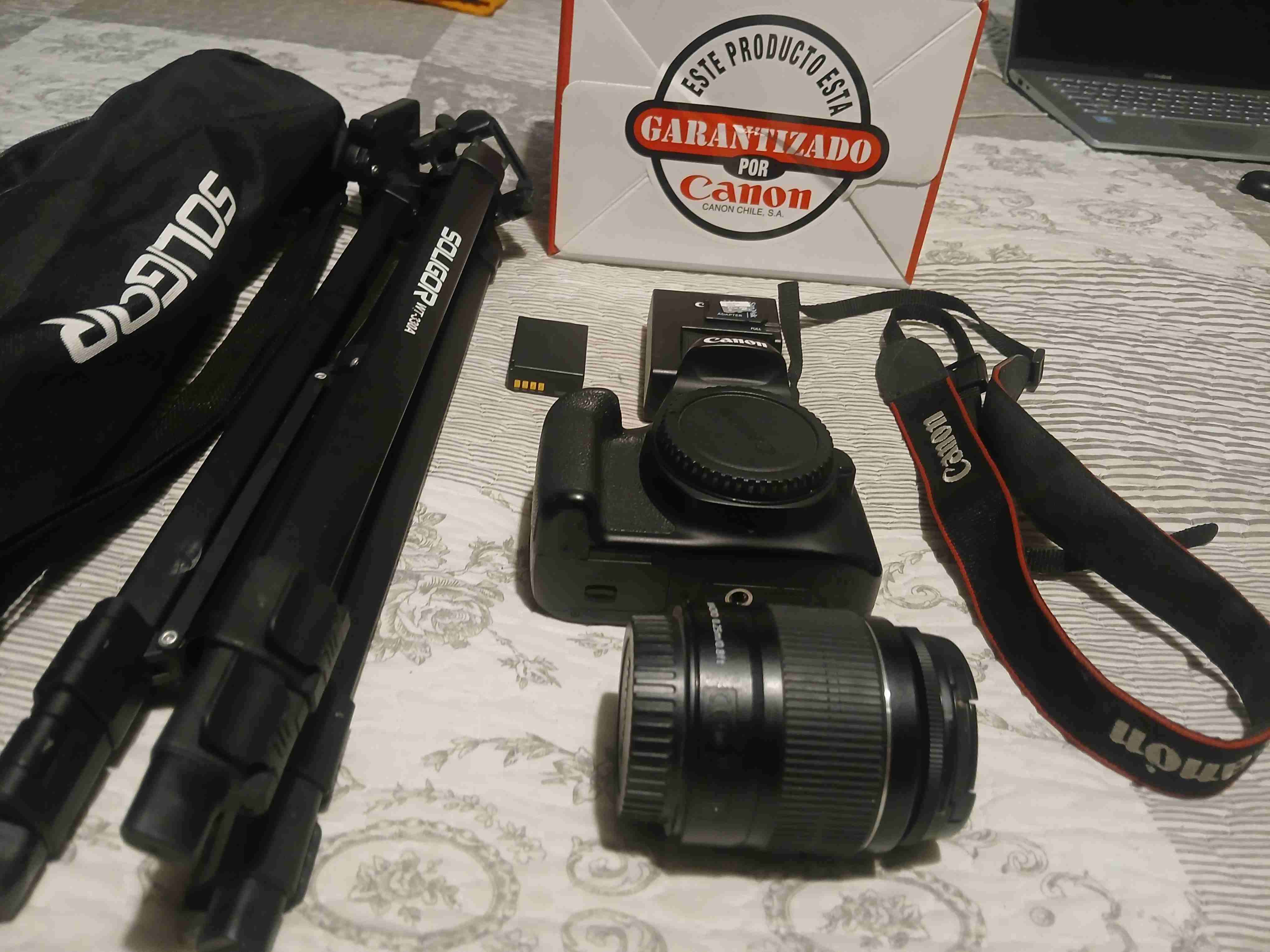 Cámara Canon con trípode y accesorios - miniatura 1