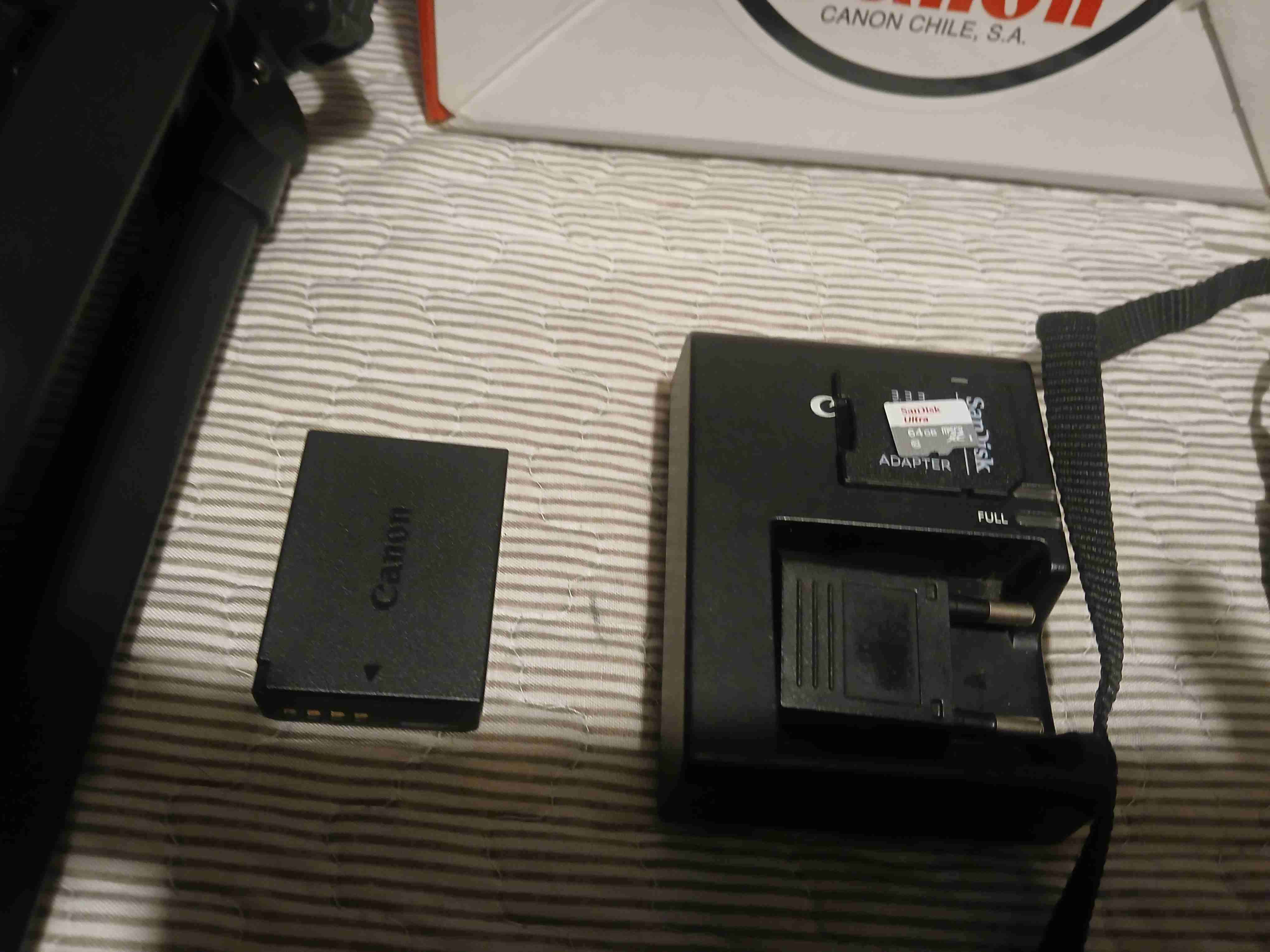 Cámara Canon con trípode y accesorios - miniatura 2