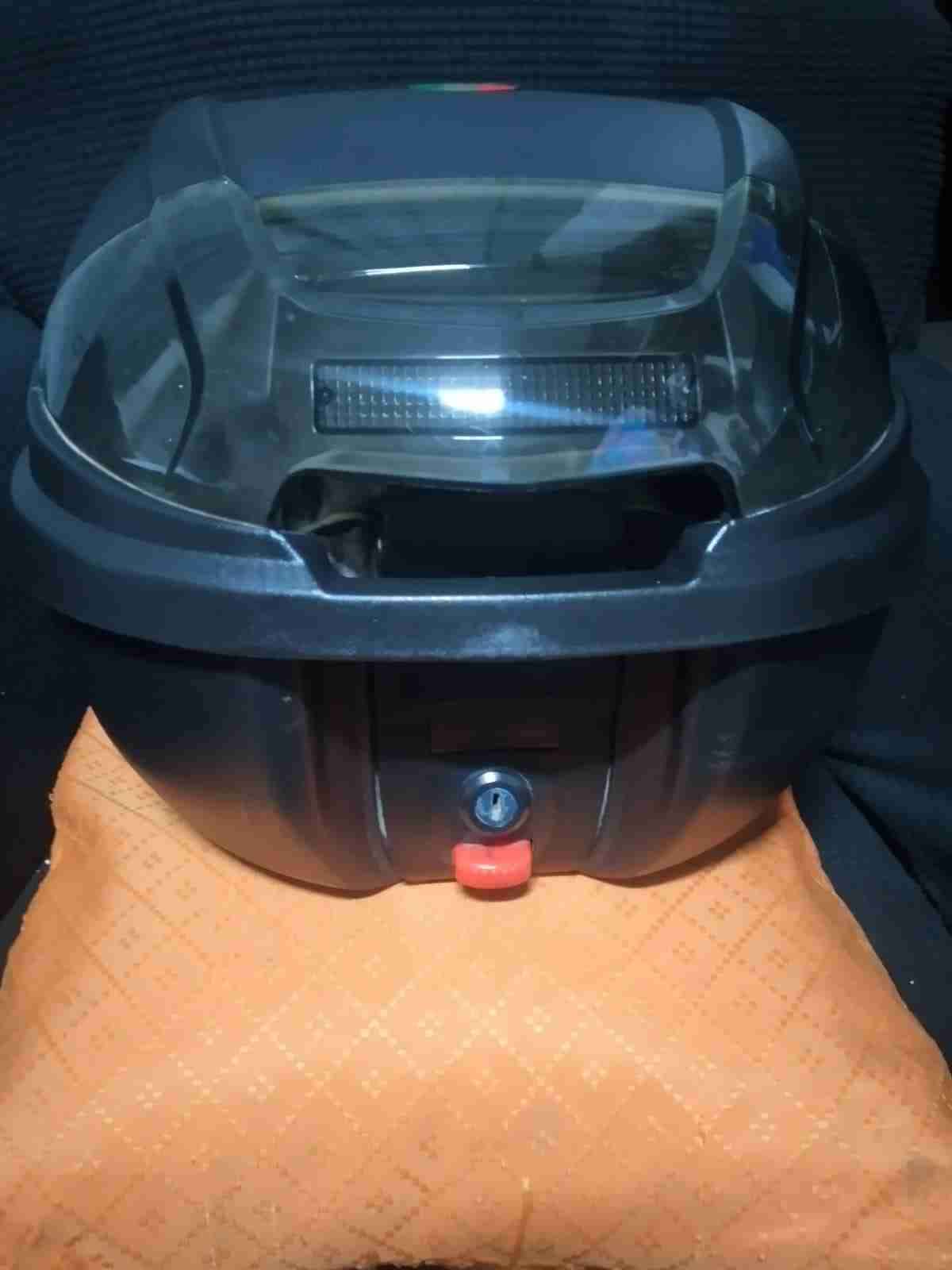 Baúl para moto con llave - miniatura 1