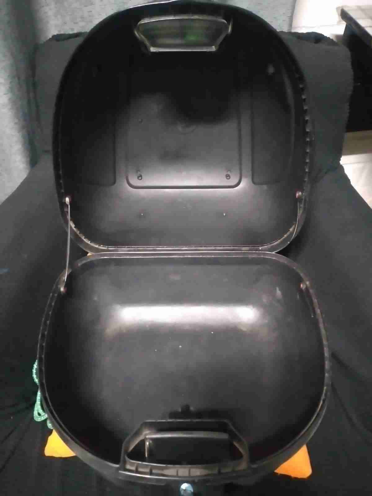 Baúl para moto con llave - miniatura 2