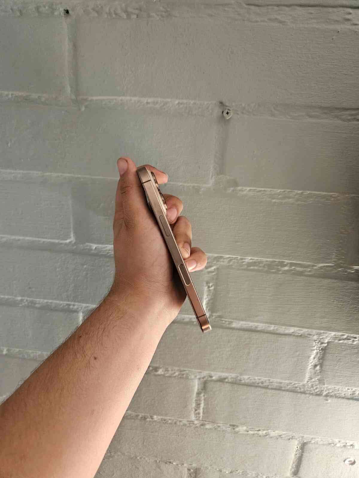 iPhone 16 Pro Titanio Desierto - miniatura 2