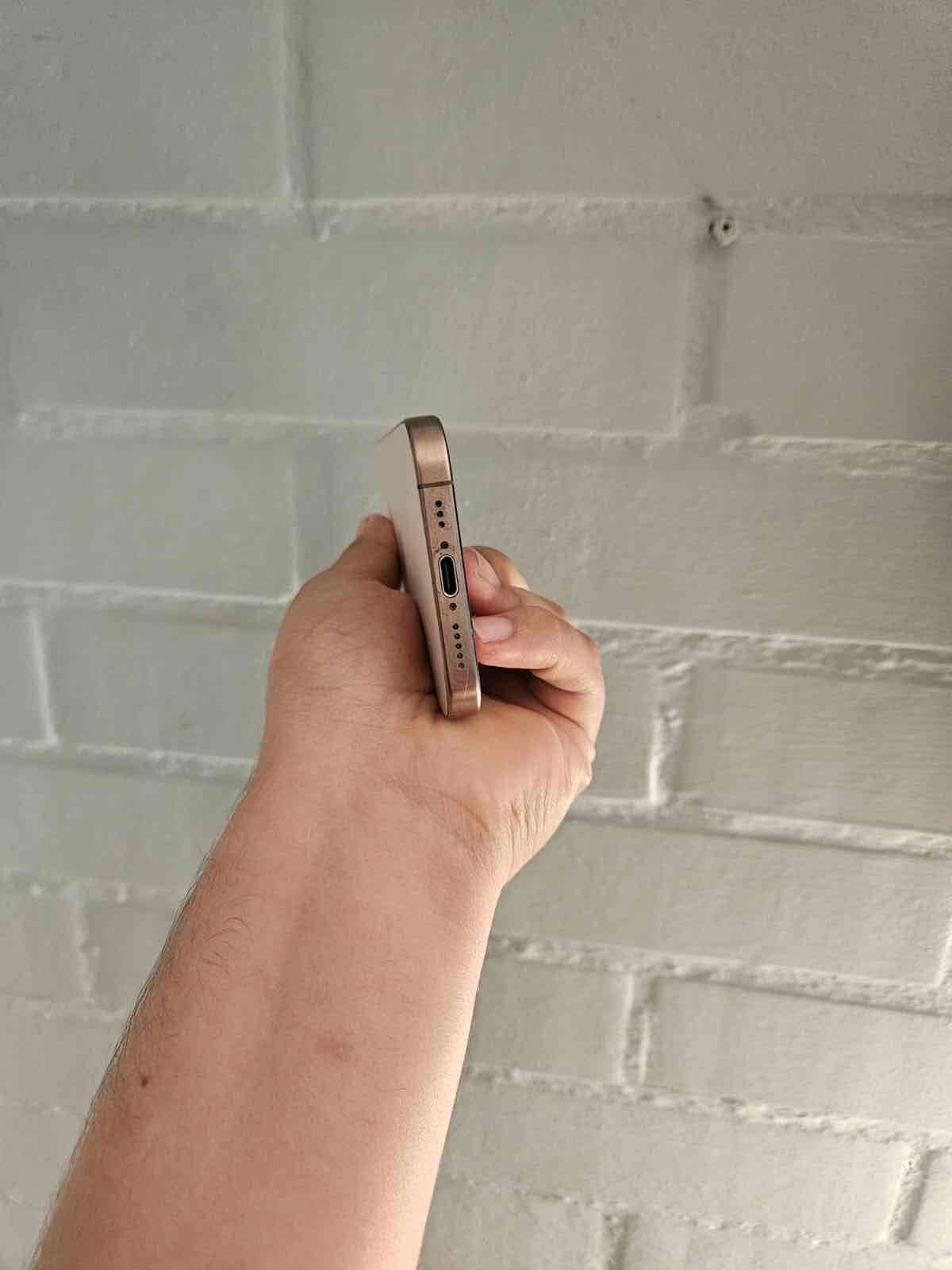 iPhone 16 Pro Titanio Desierto - miniatura 4