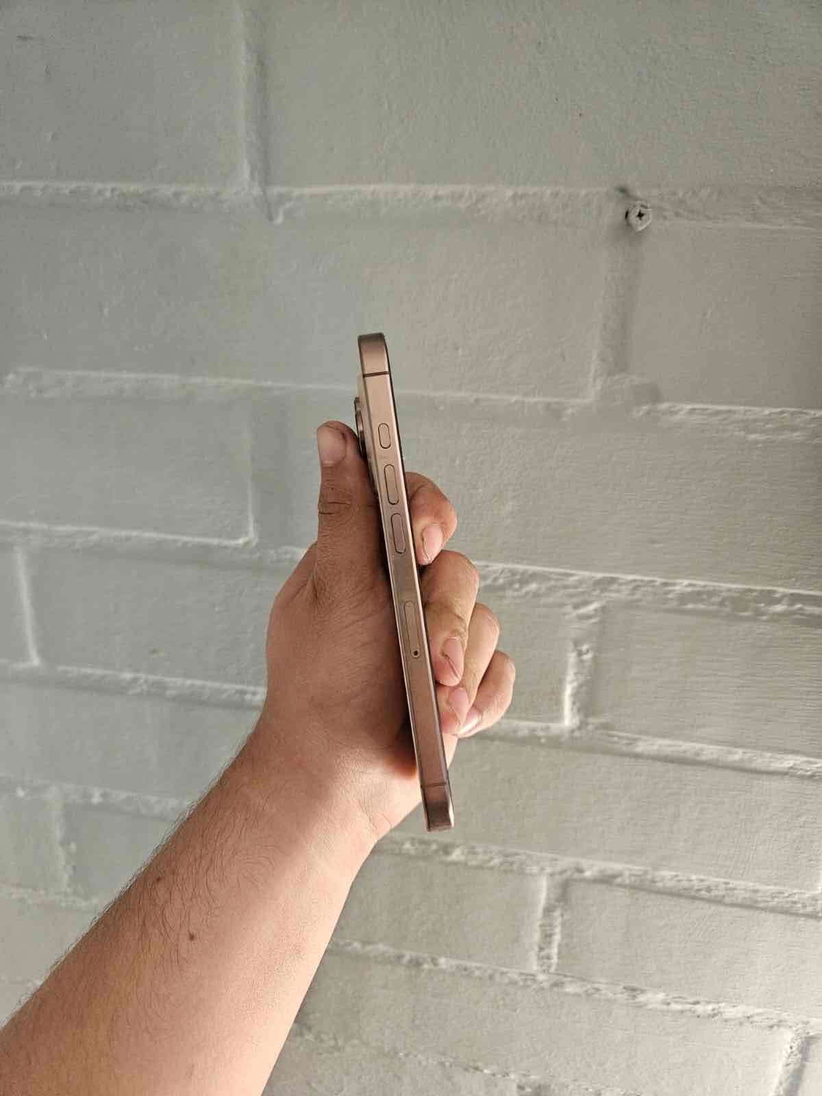 iPhone 16 Pro Titanio Desierto - miniatura 5