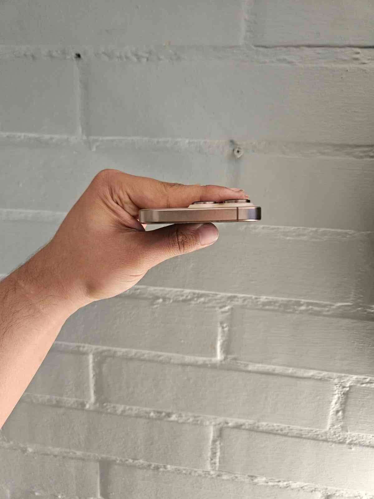 iPhone 16 Pro Titanio Desierto - miniatura 6