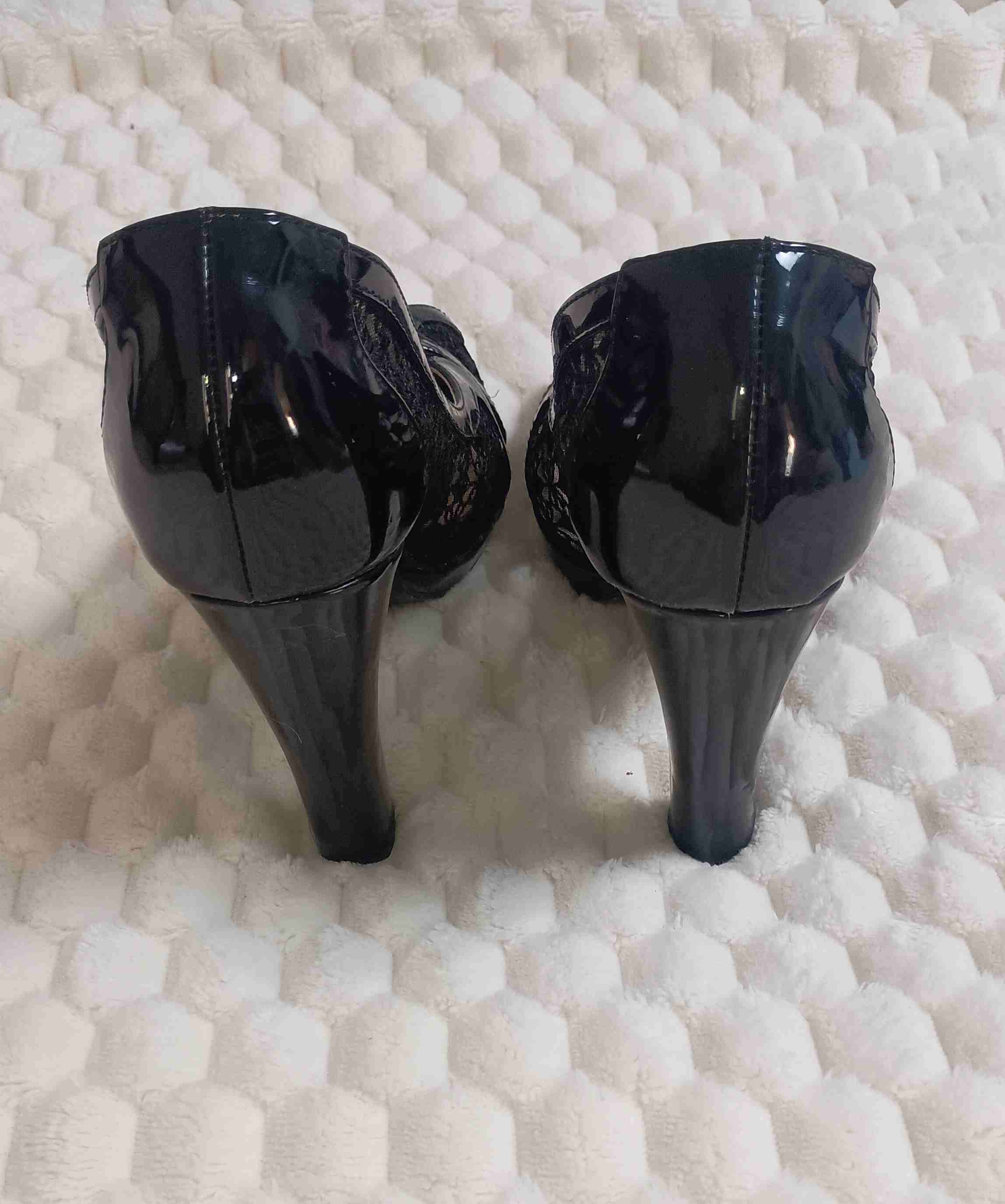 Zapatos de tacón negro con charol y encaje - miniatura 2