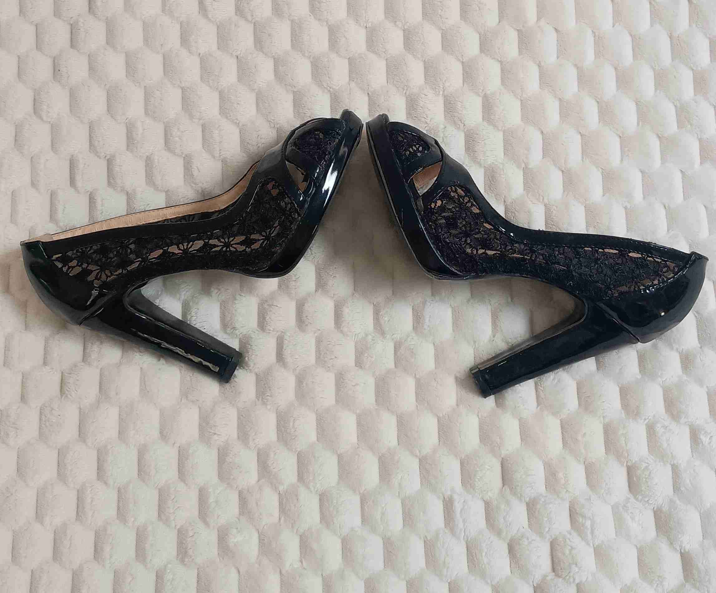 Zapatos de tacón negro con charol y encaje - miniatura 4