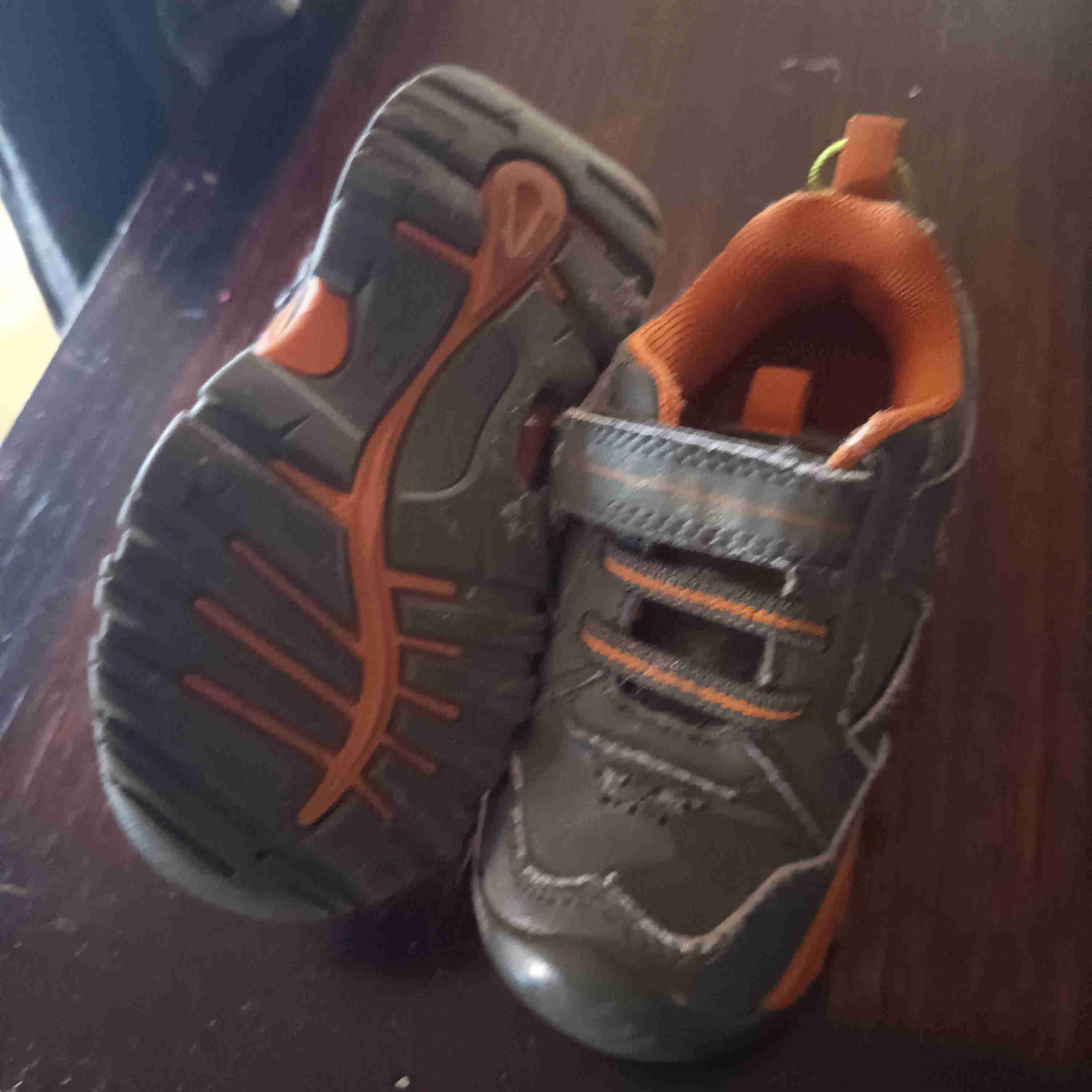 Zapatillas de bebé gris y naranja - miniatura 2