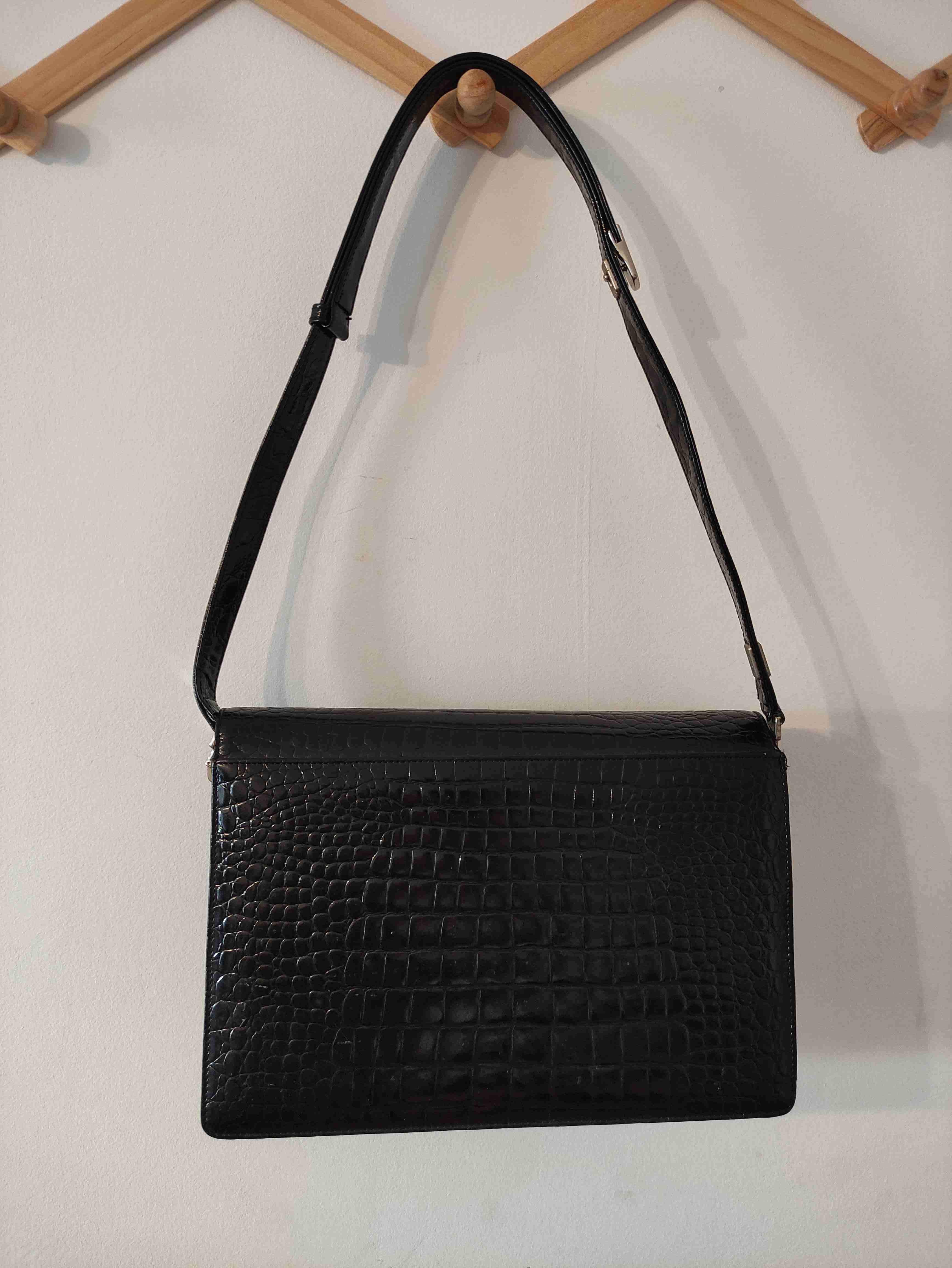 Cartera negra con textura croc - miniatura 2