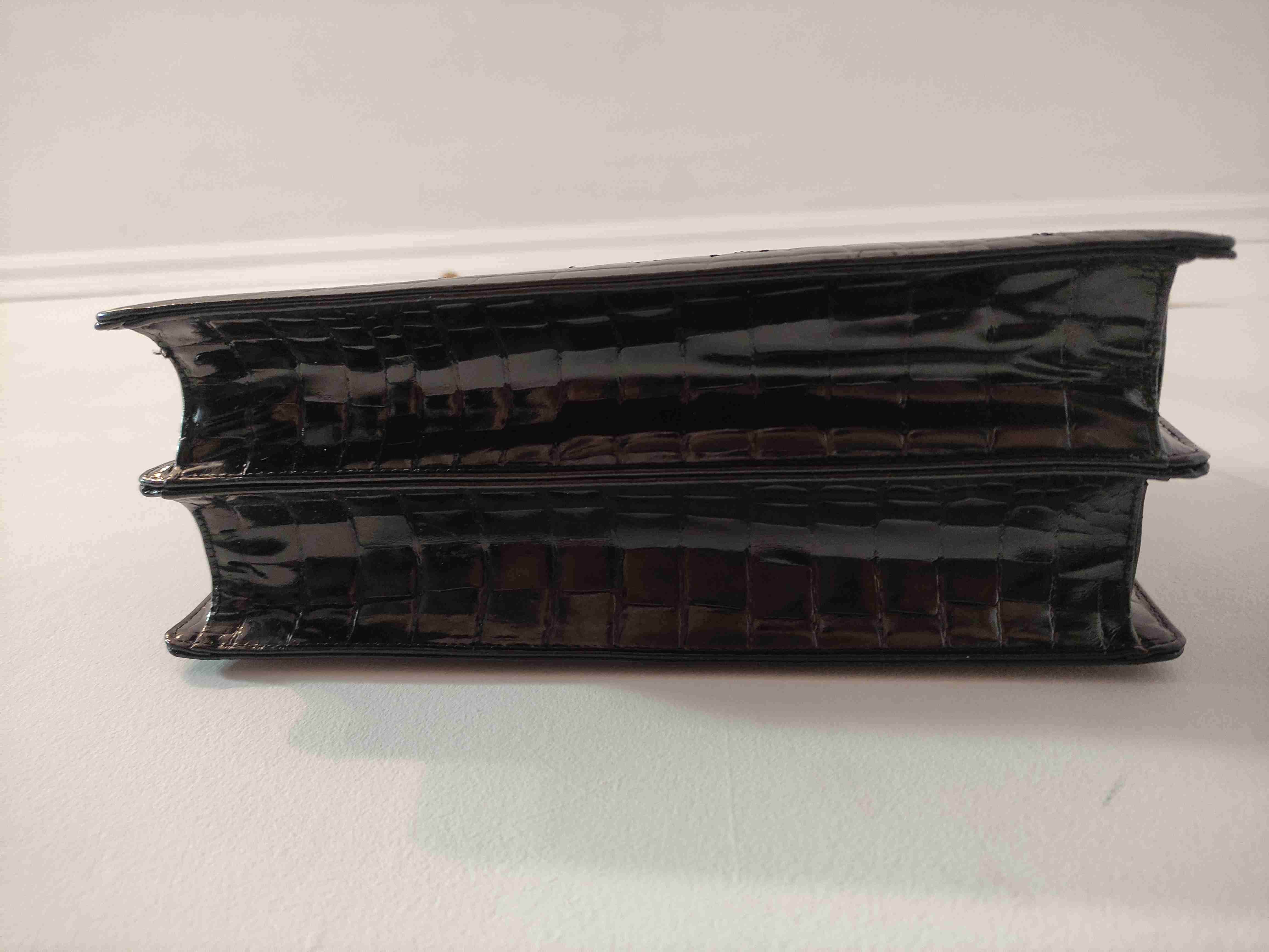 Cartera negra con textura croc - miniatura 3