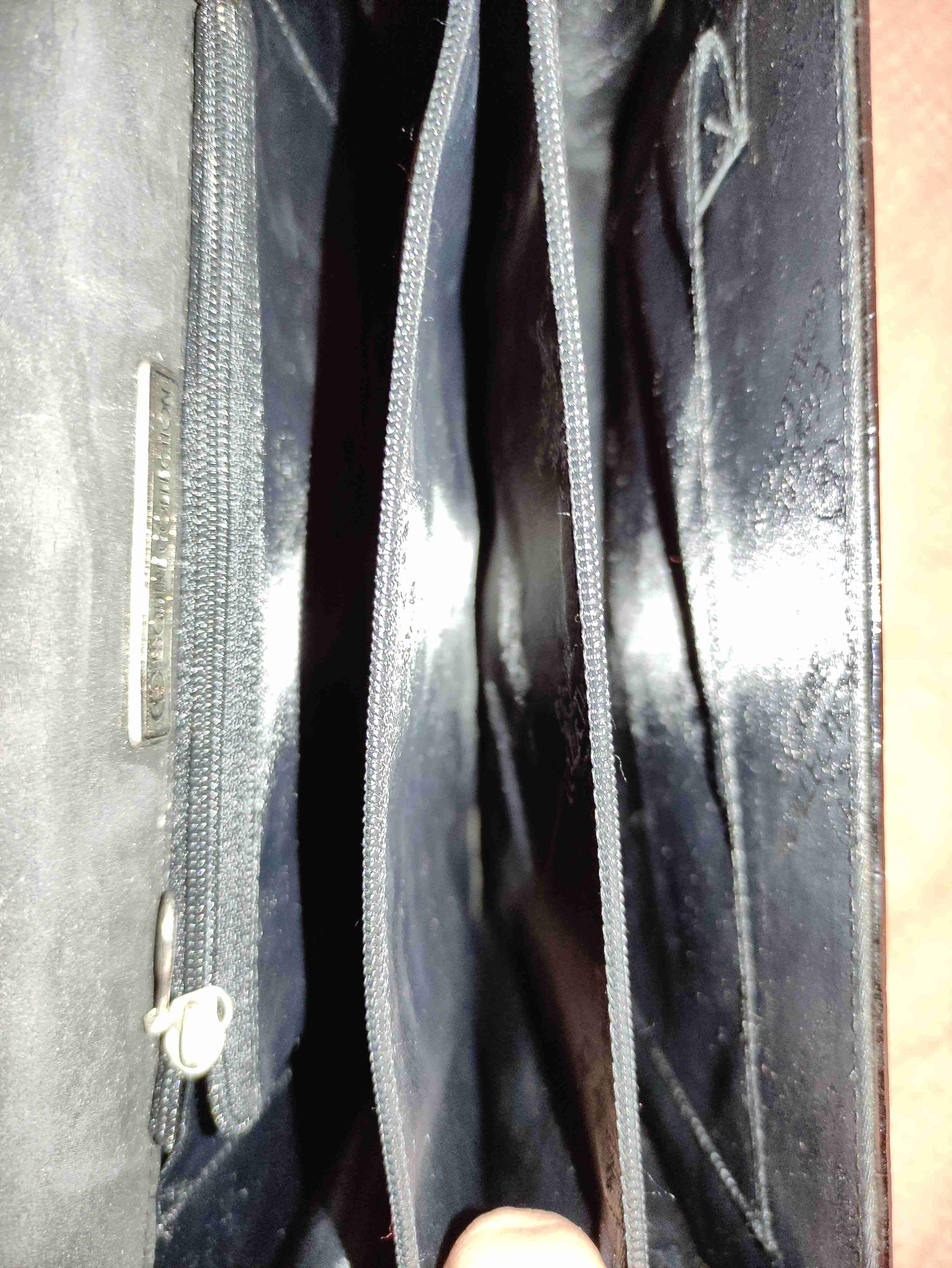 Cartera negra con textura croc - miniatura 4