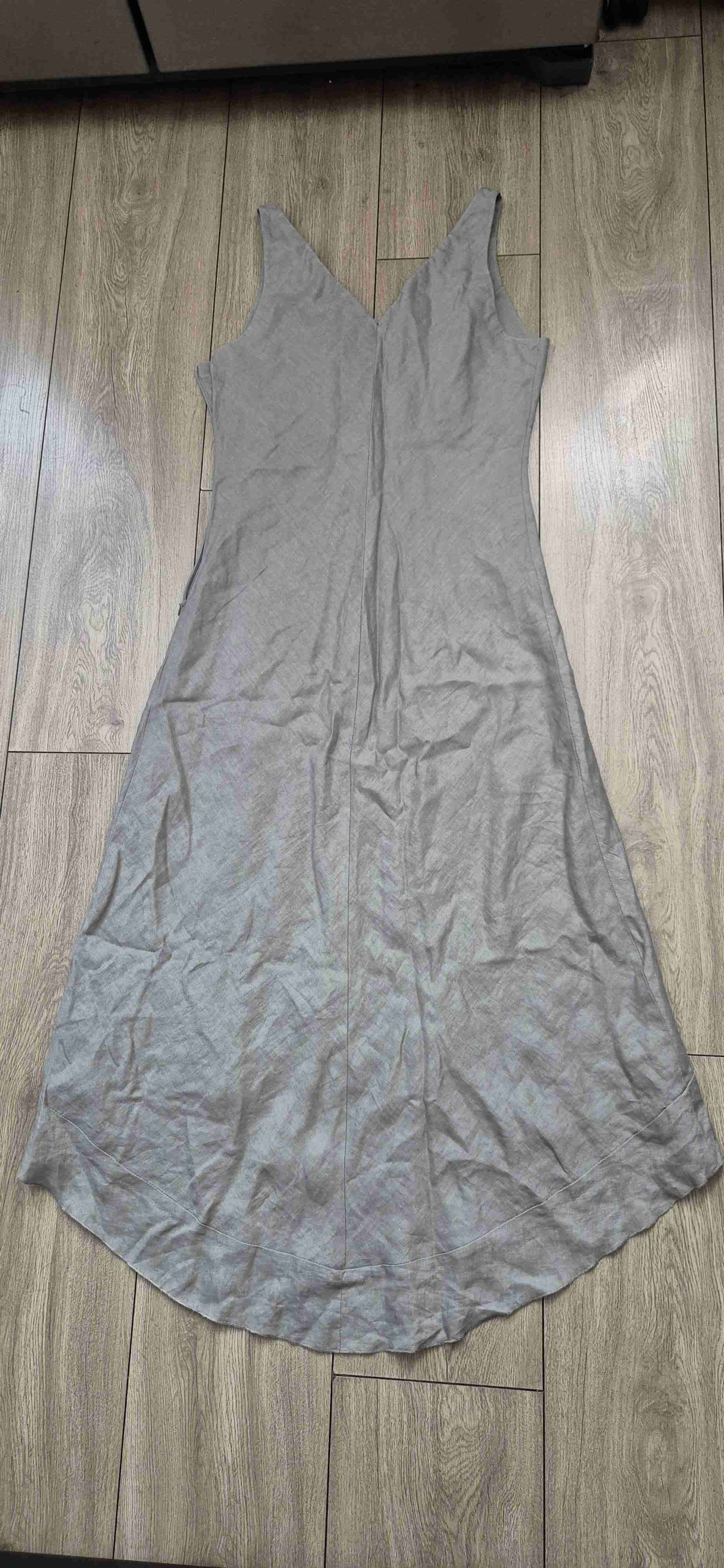 Vestido gris claro sin mangas. - miniatura 2