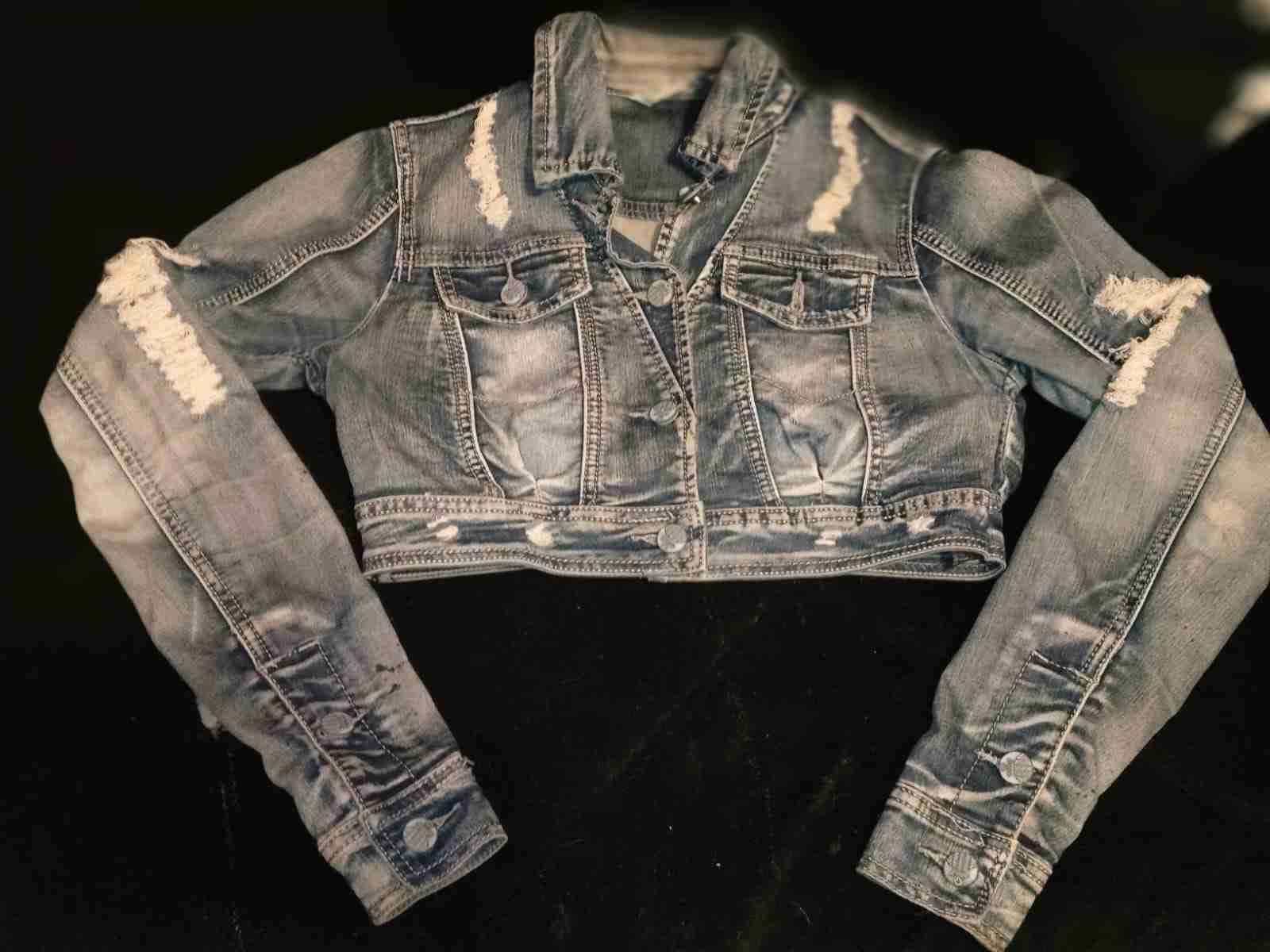 Chaqueta corta de mezclilla desgastada - miniatura 3