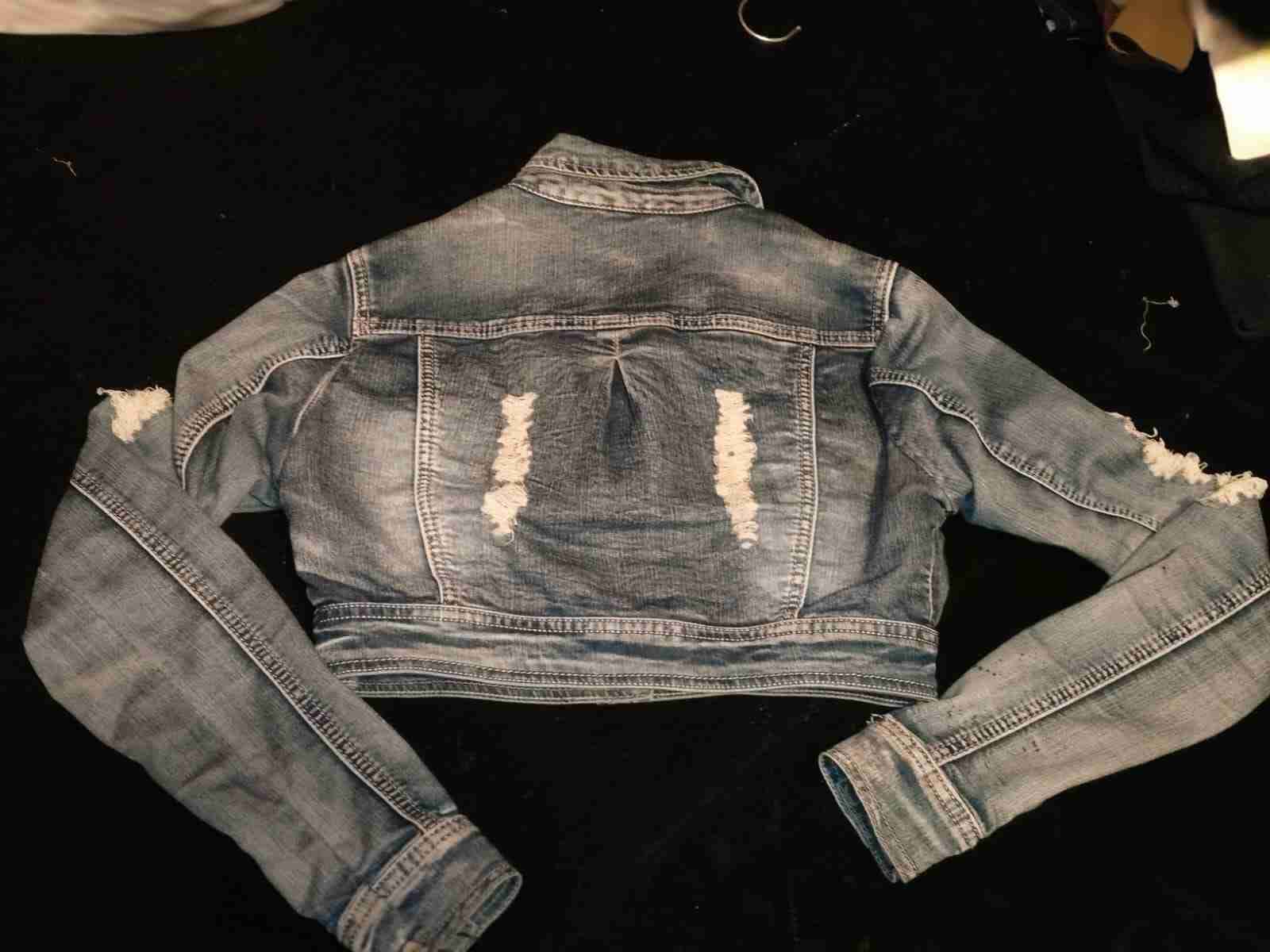 Chaqueta corta de mezclilla desgastada - miniatura 4