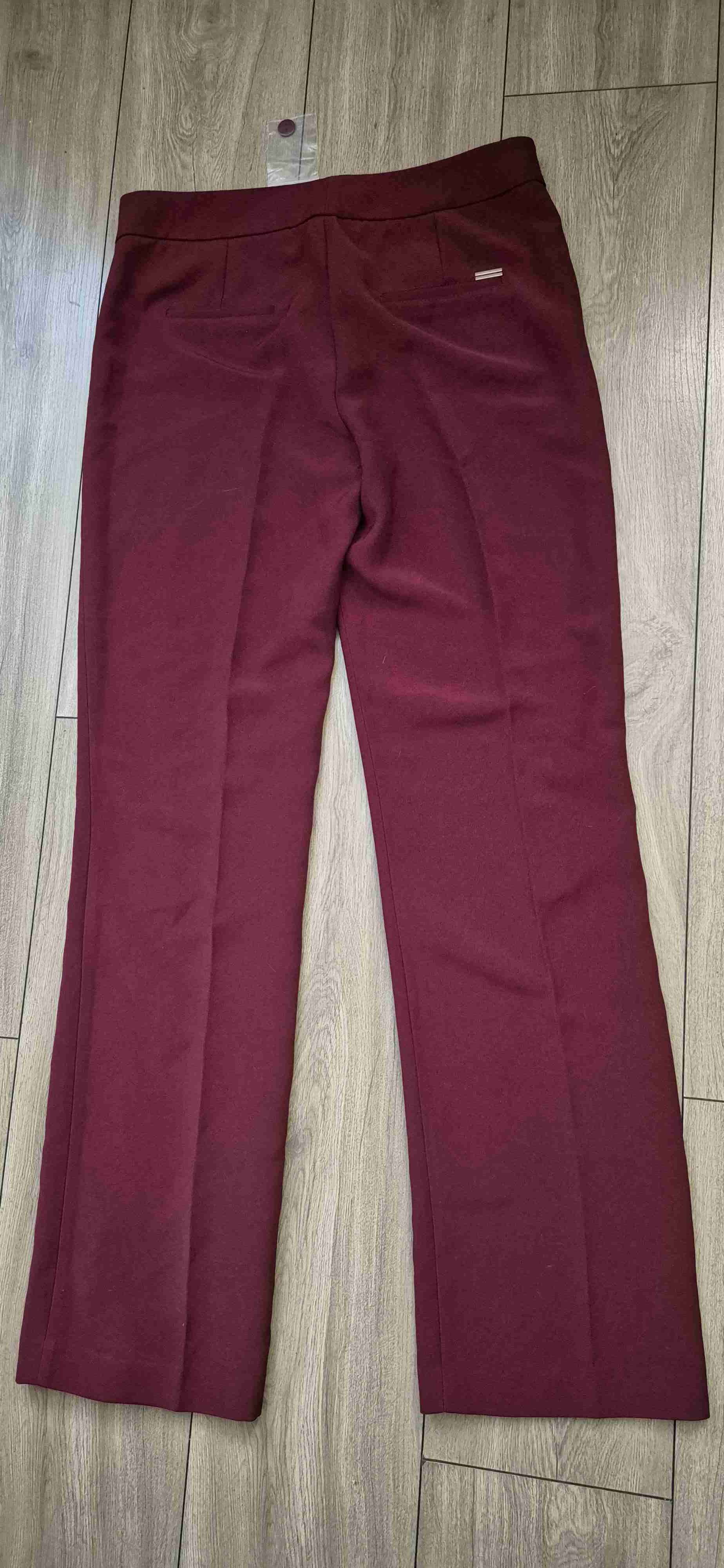 Pantalón burdeos mujer etiqueta. - miniatura 2