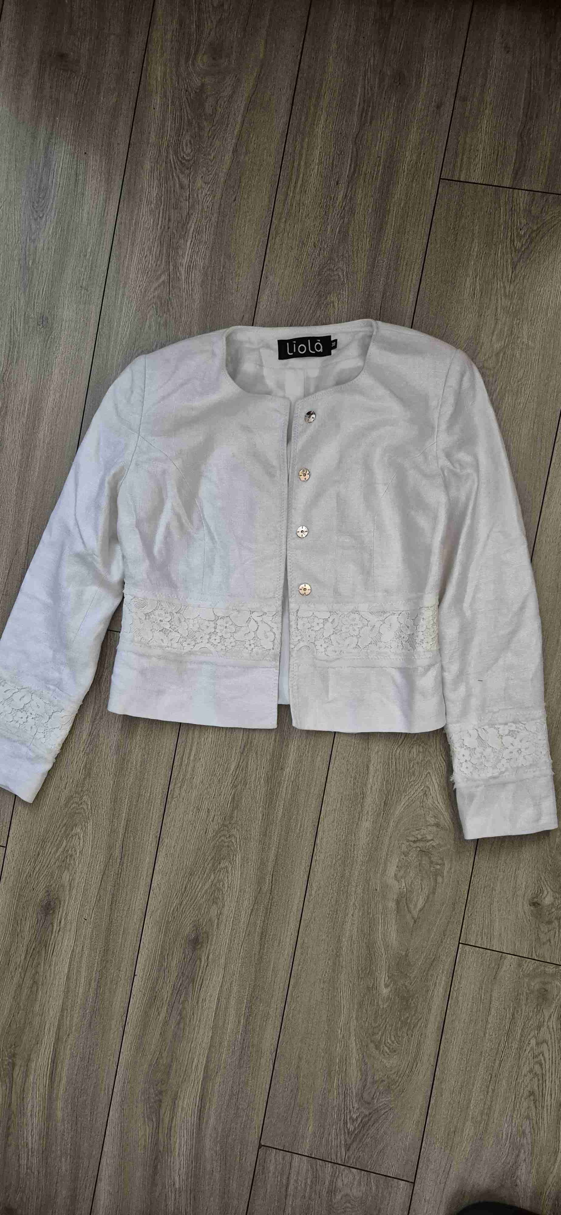 Chaqueta blanca con encaje.