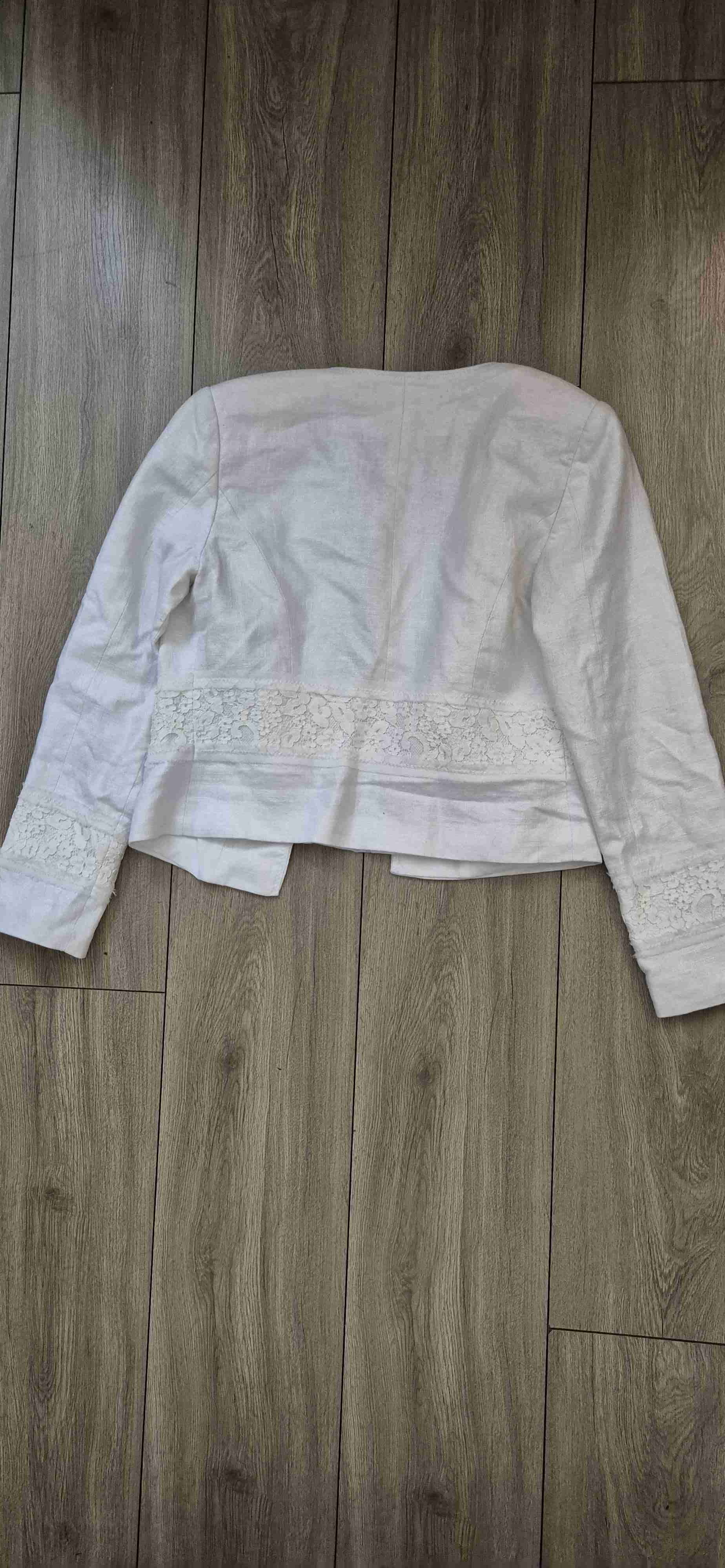 Chaqueta blanca con encaje. - miniatura 2