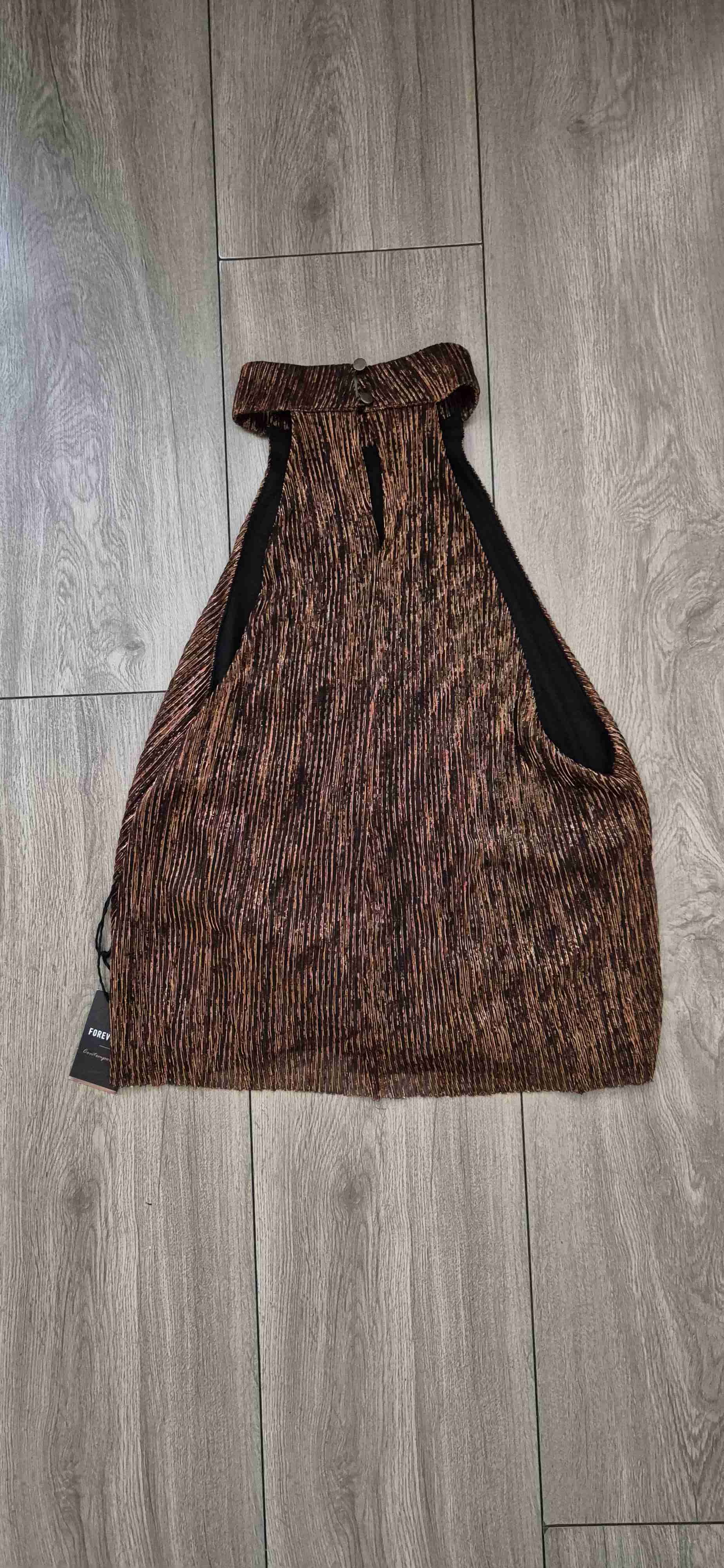 Vestido cuello alto pliegues.