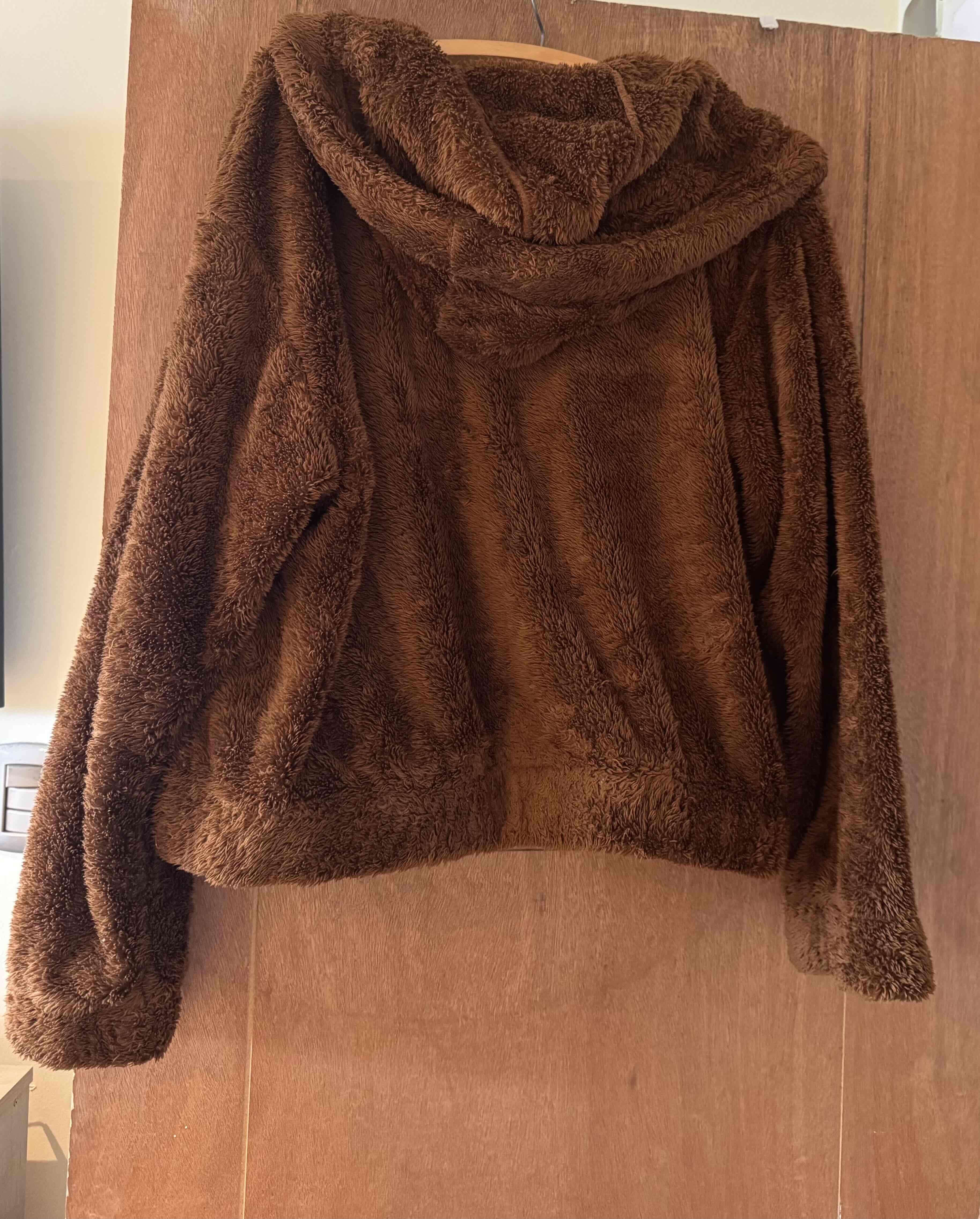 Chaqueta peluda marrón con capucha - miniatura 2