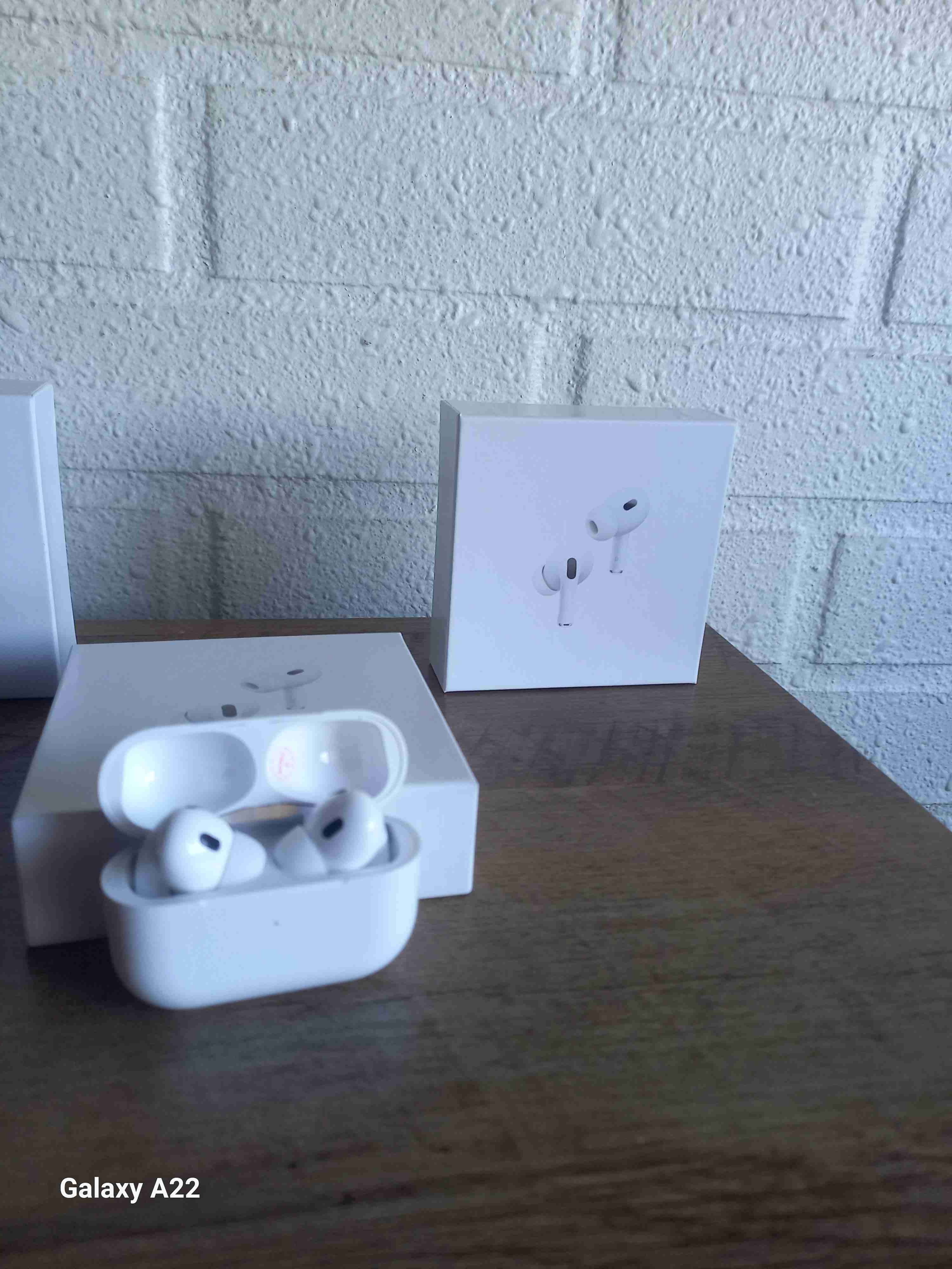 Audífonos inalámbricos blancos - miniatura 2