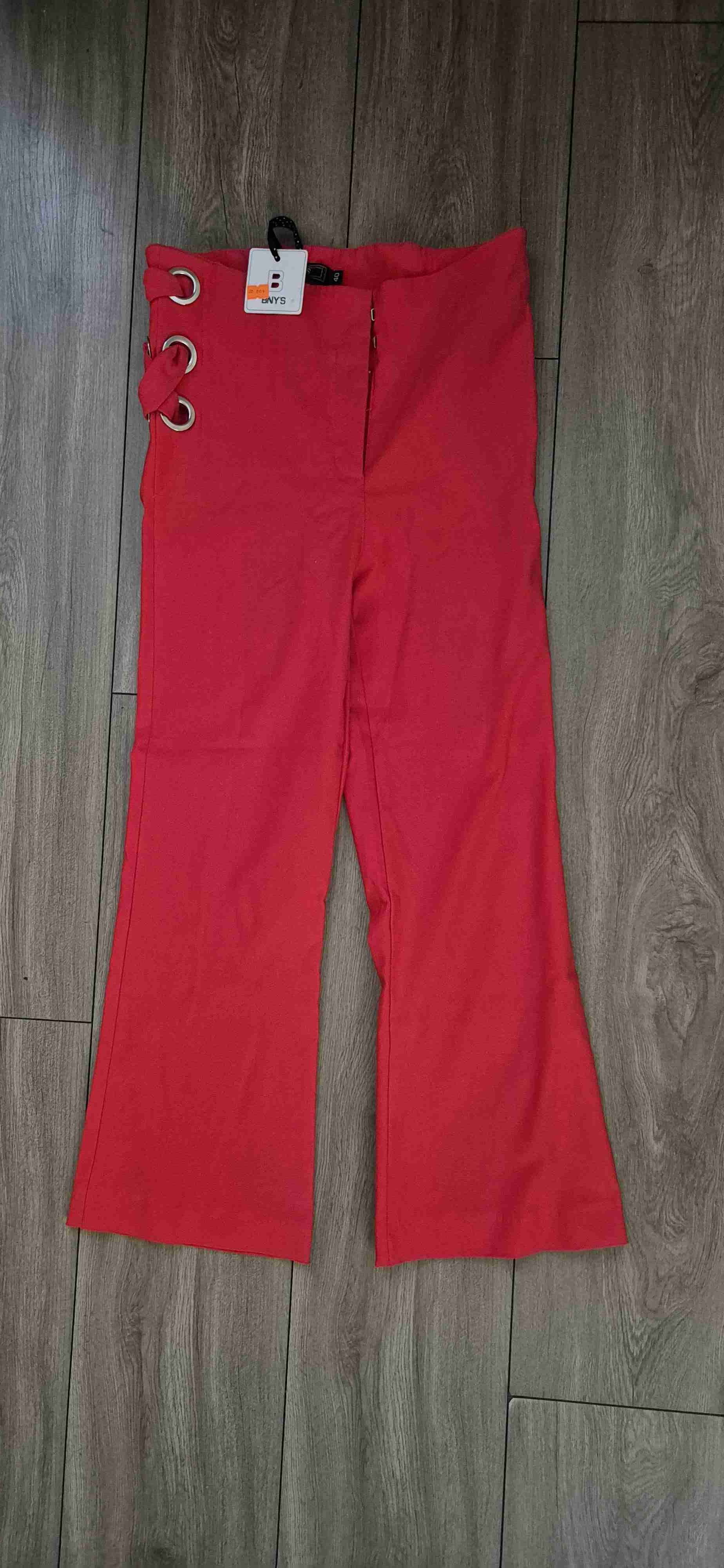 Pantalón rojo con ojales.