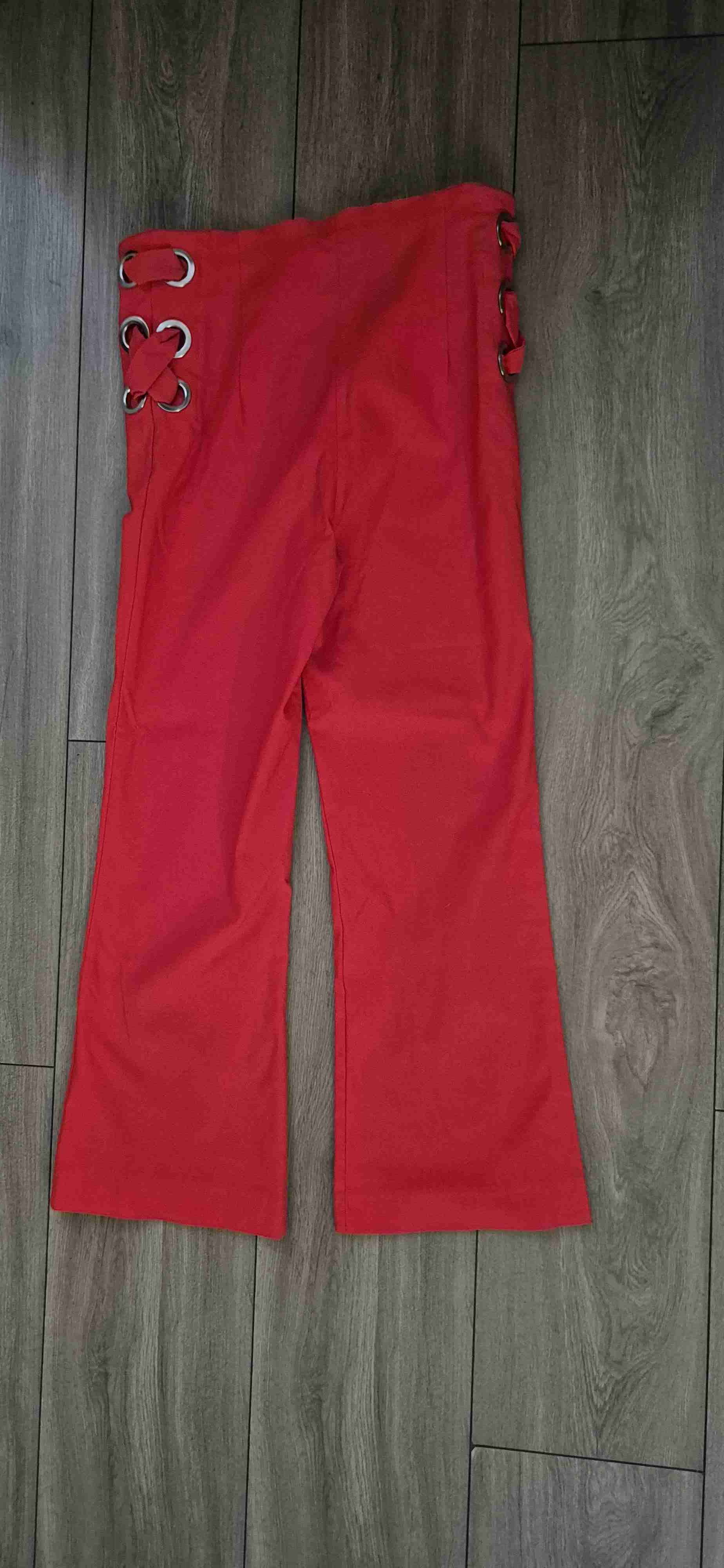 Pantalón rojo con ojales. - miniatura 2