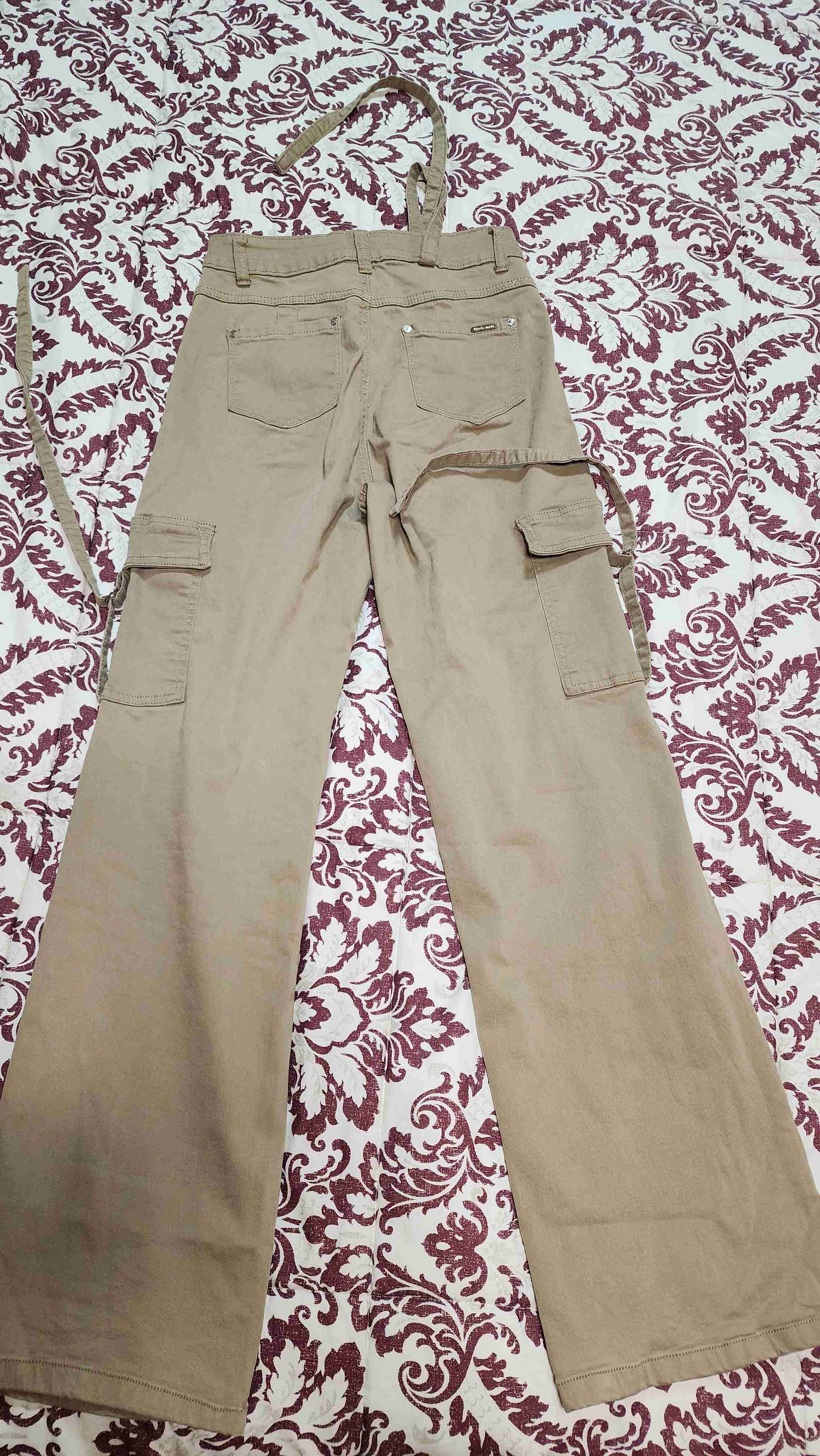 Pantalones cargo beige con bolsillos - miniatura 1