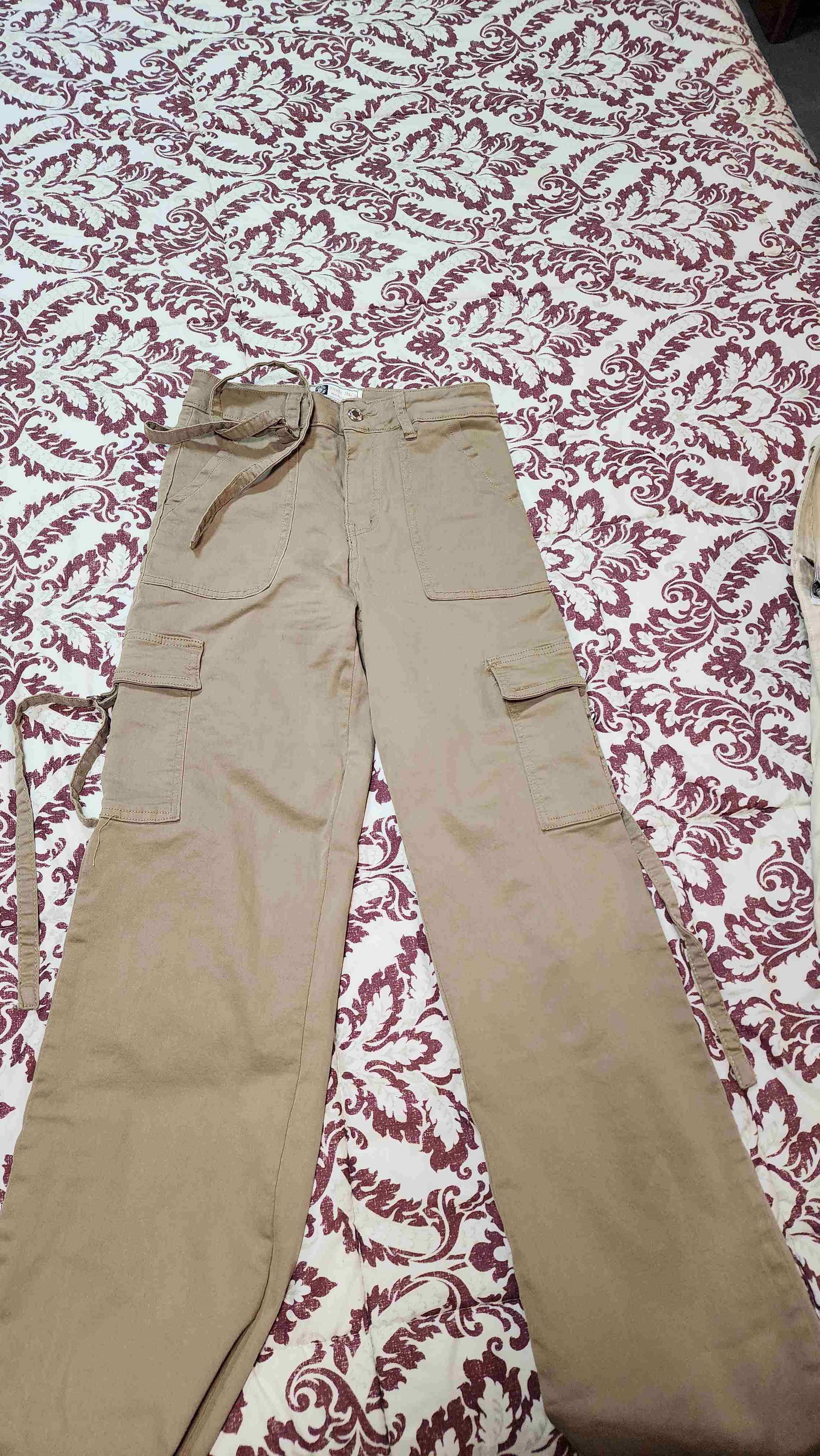 Pantalones cargo beige con bolsillos - miniatura 2