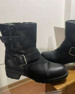 Botines negros 100% cuero marca Clarck - miniatura 1