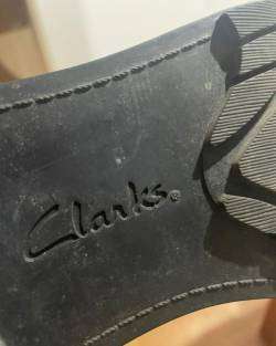 Botines negros 100% cuero marca Clarck - miniatura 2