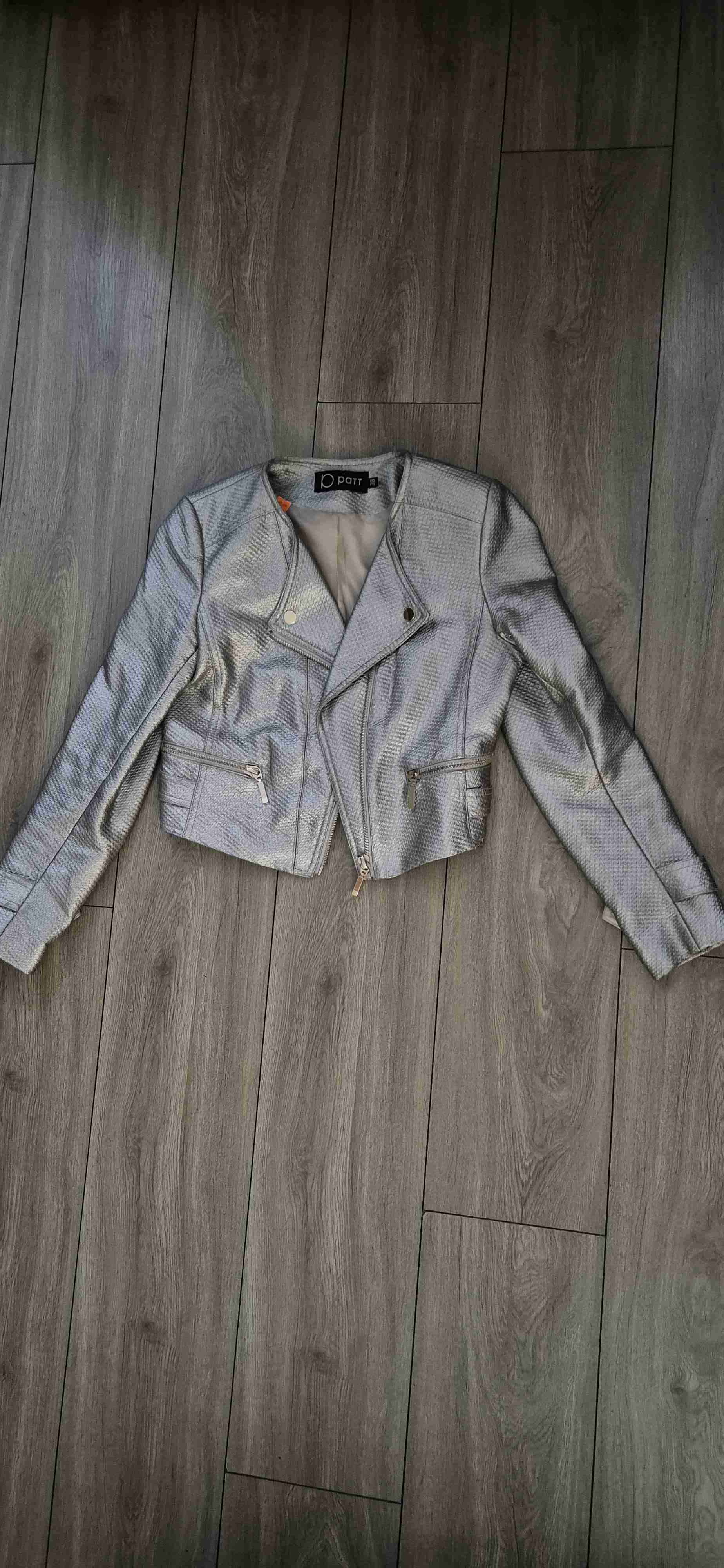 Chaqueta plateada corta.