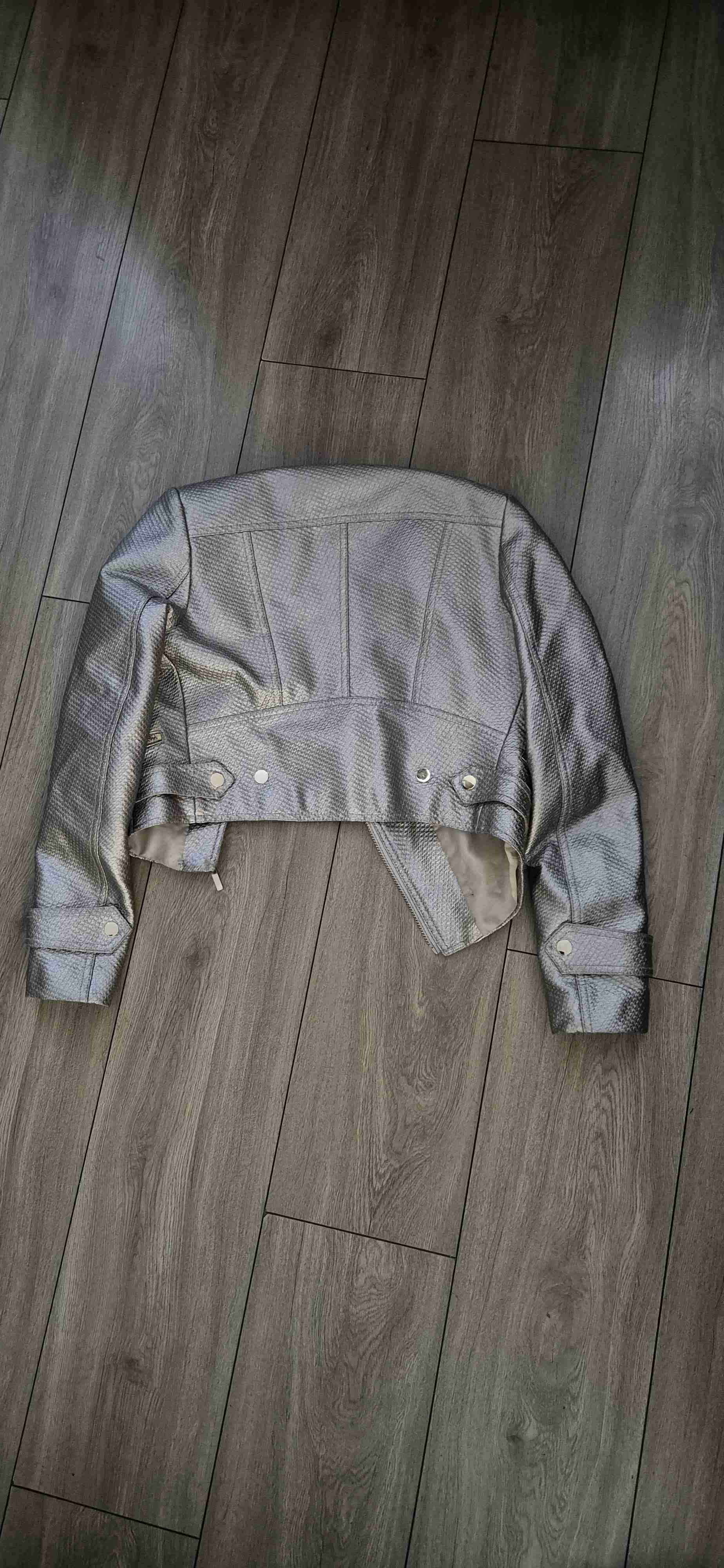 Chaqueta plateada corta. - miniatura 2