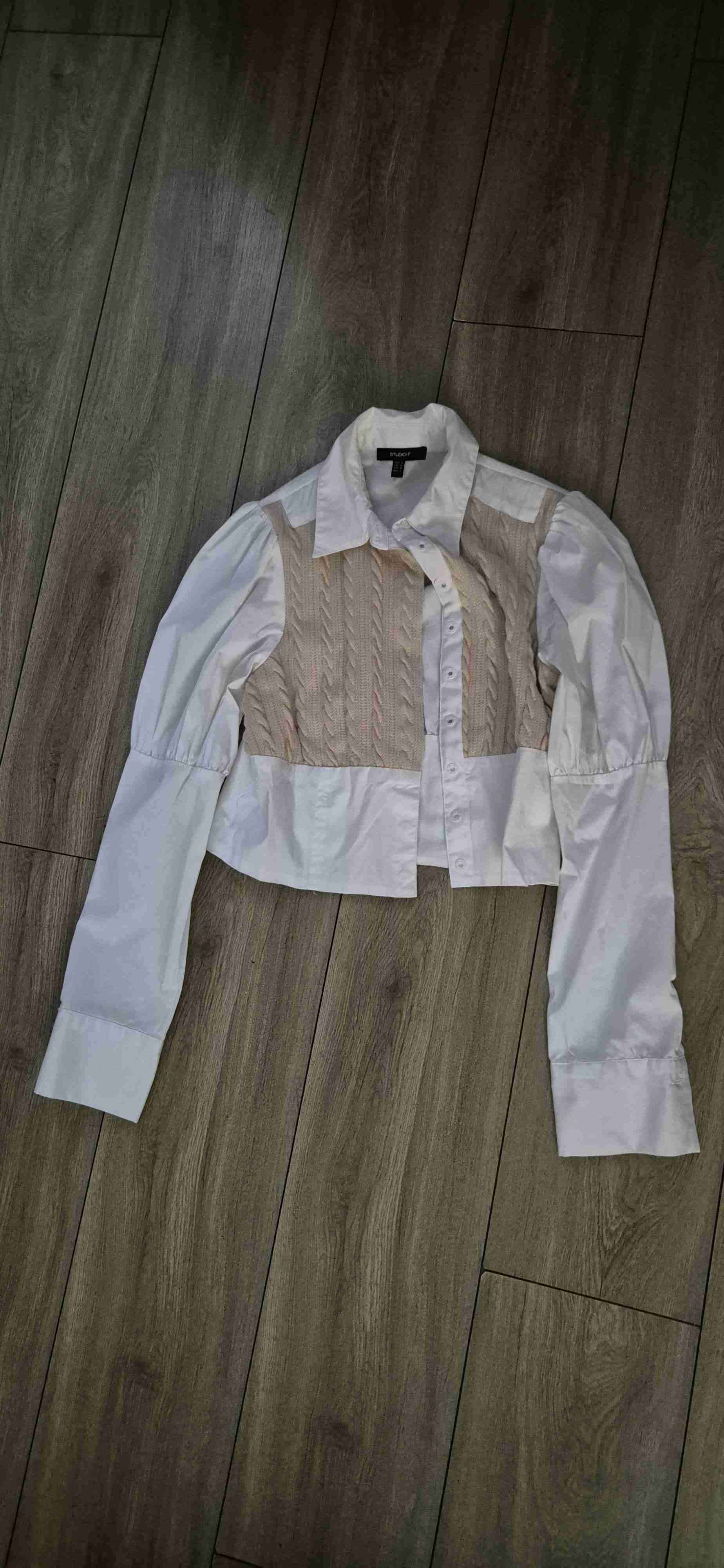 Blusa blanca con detalle tejido.