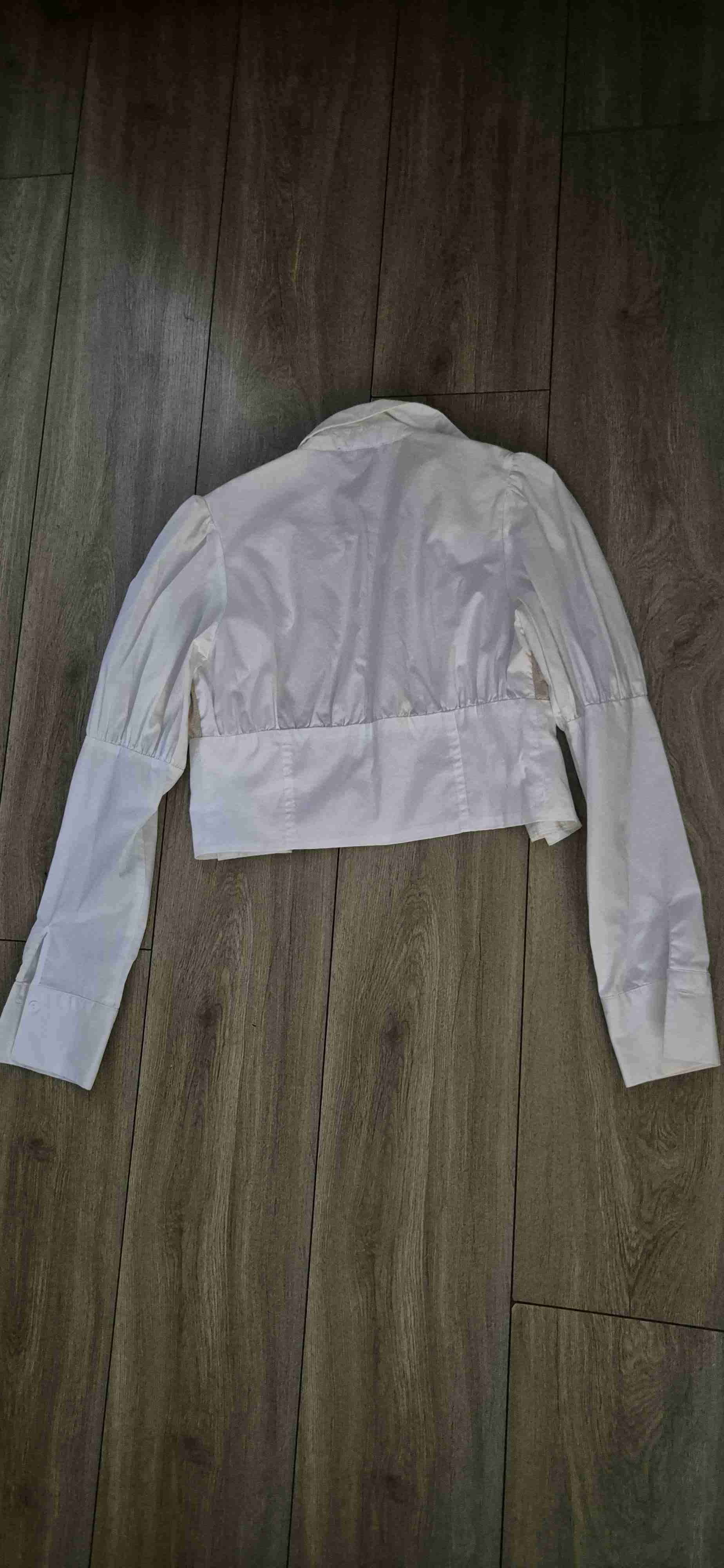 Blusa blanca con detalle tejido. - miniatura 2