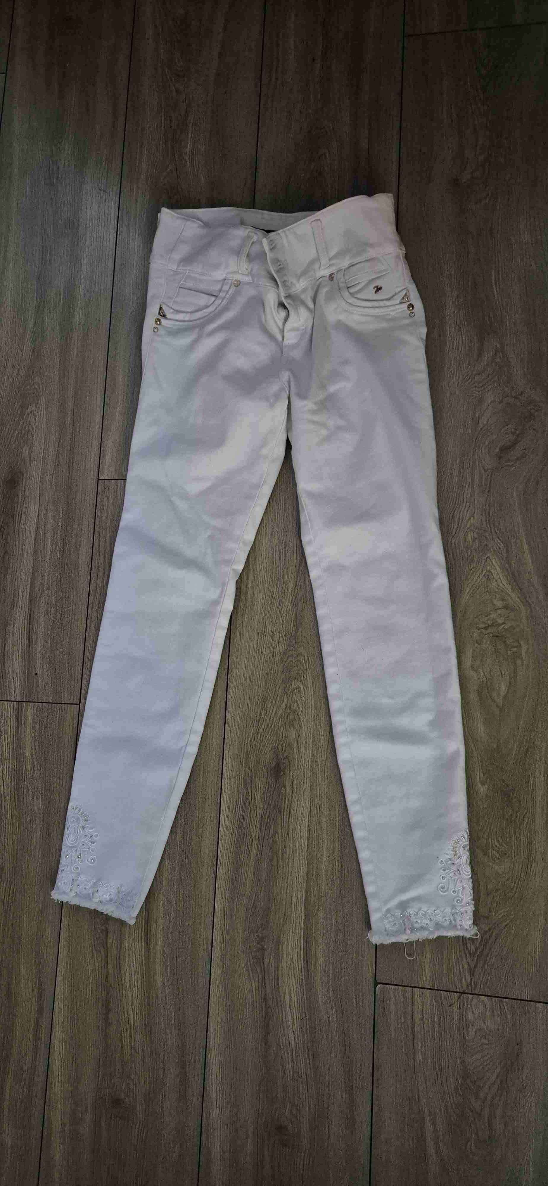 Blusa blanca con detalle tejido.