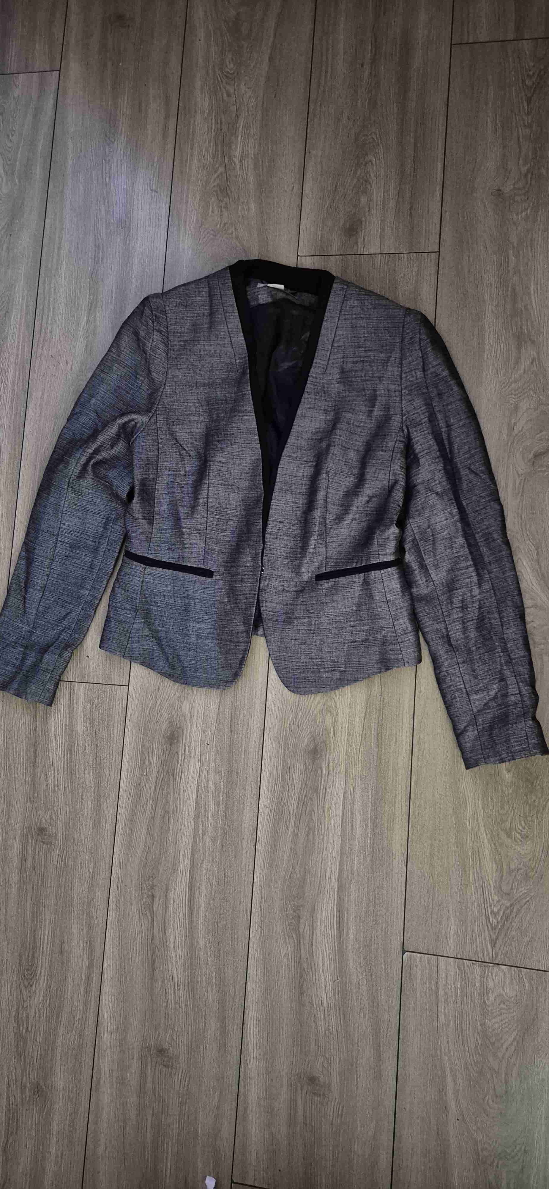 Blazer gris elegante.