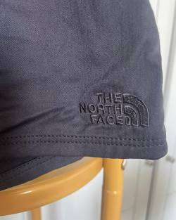 Short negro deportivo mujer North face - miniatura 2