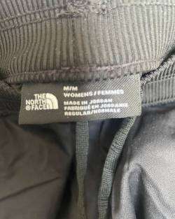 Short negro deportivo mujer North face - miniatura 4