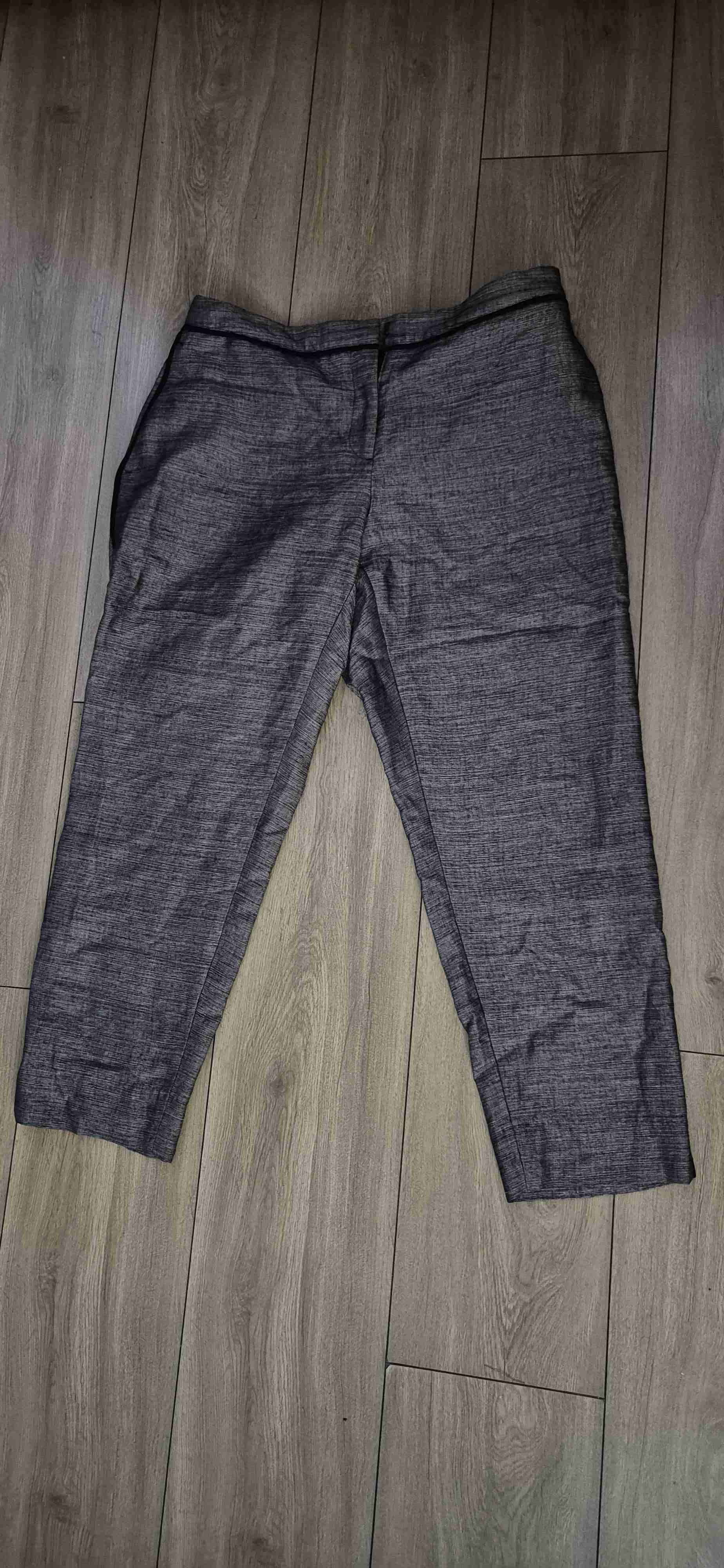 Pantalón gris oscuro casual.
